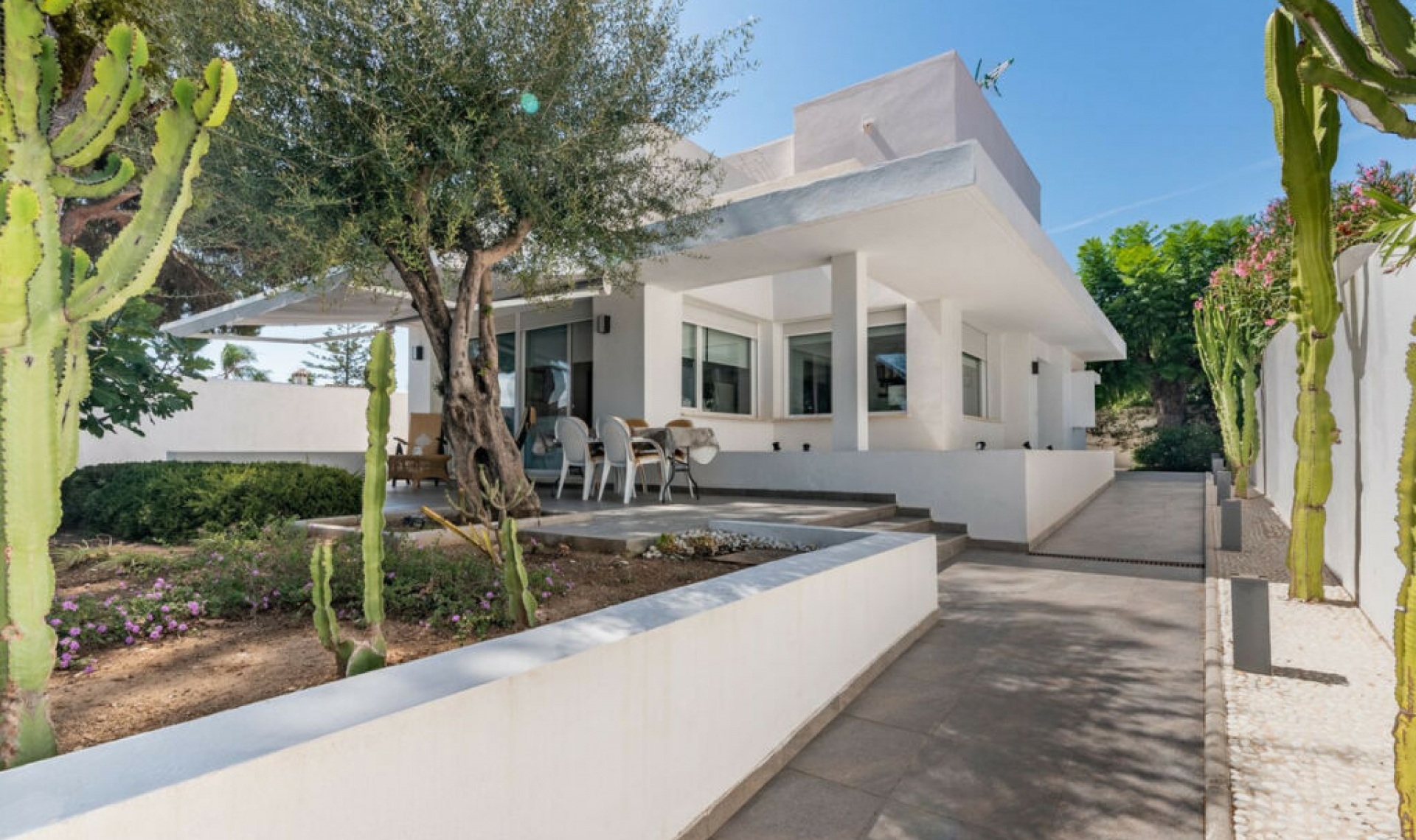 Resale - House -
Marbella