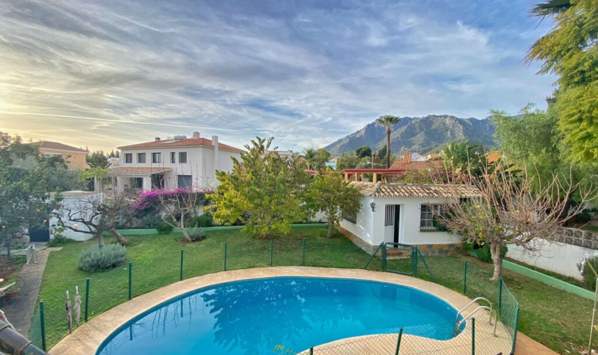 Resale - House -
Marbella