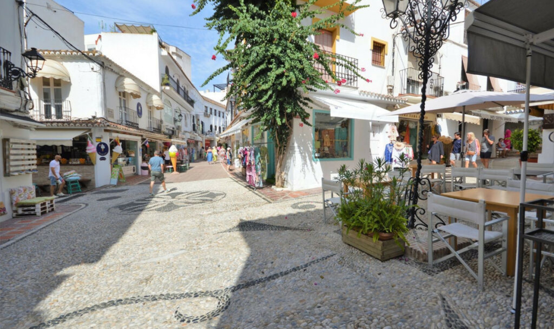 Resale - House -
Marbella