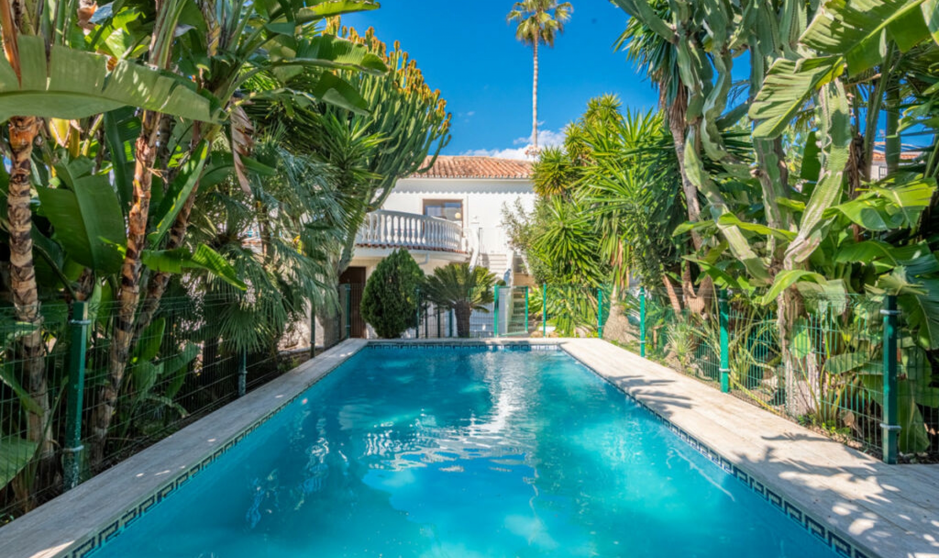 Resale - House -
Marbella