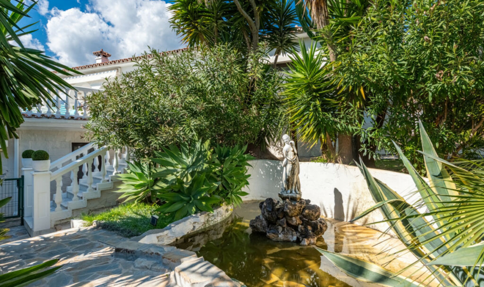 Resale - House -
Marbella