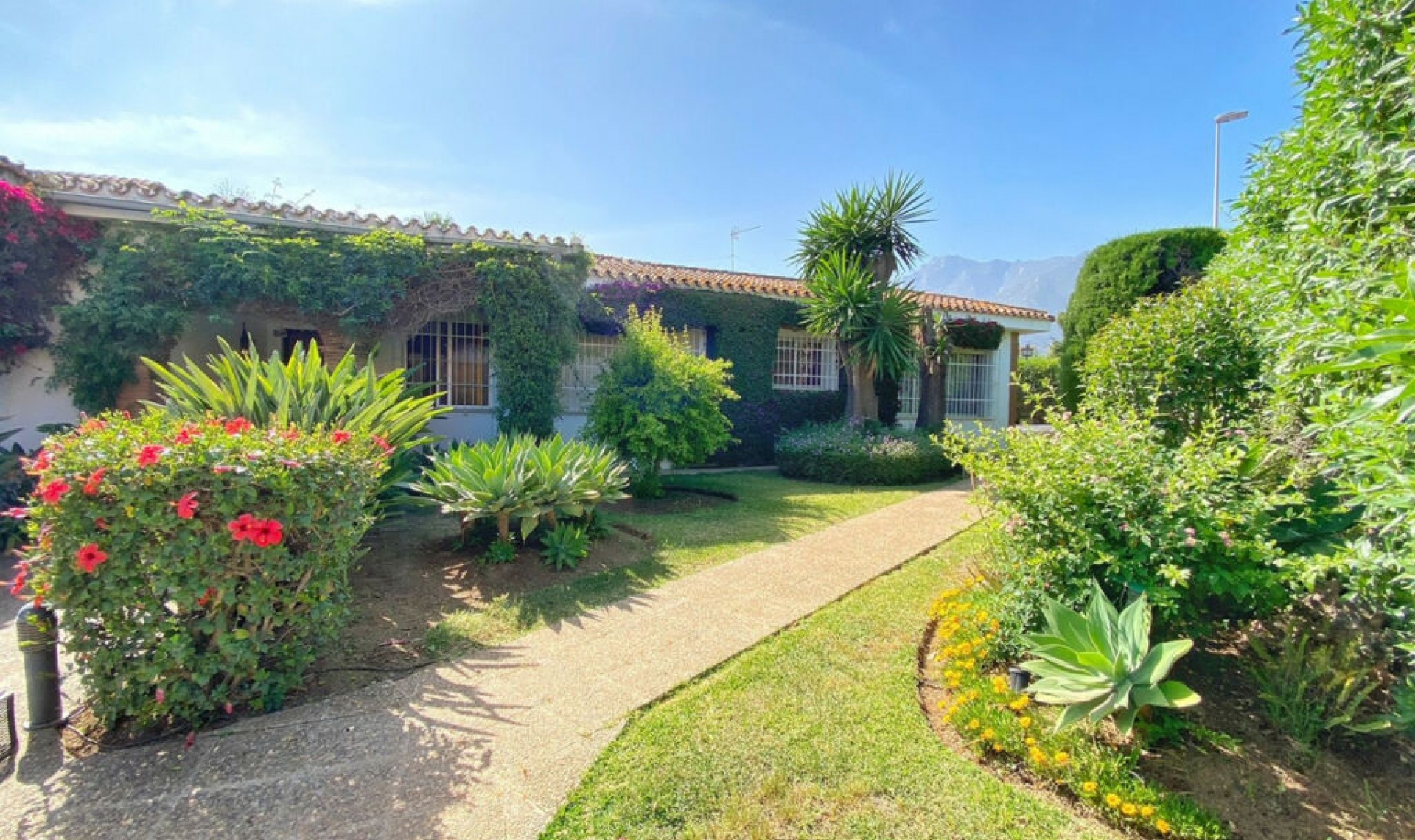 Resale - House -
Marbella