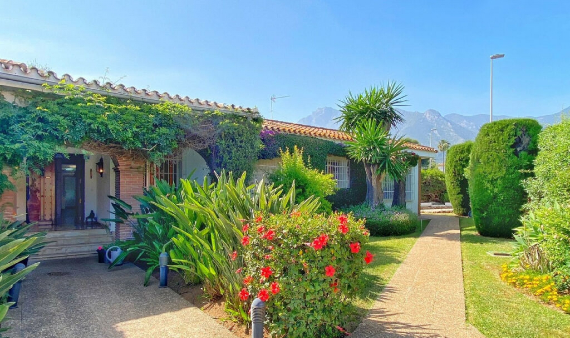 Resale - House -
Marbella