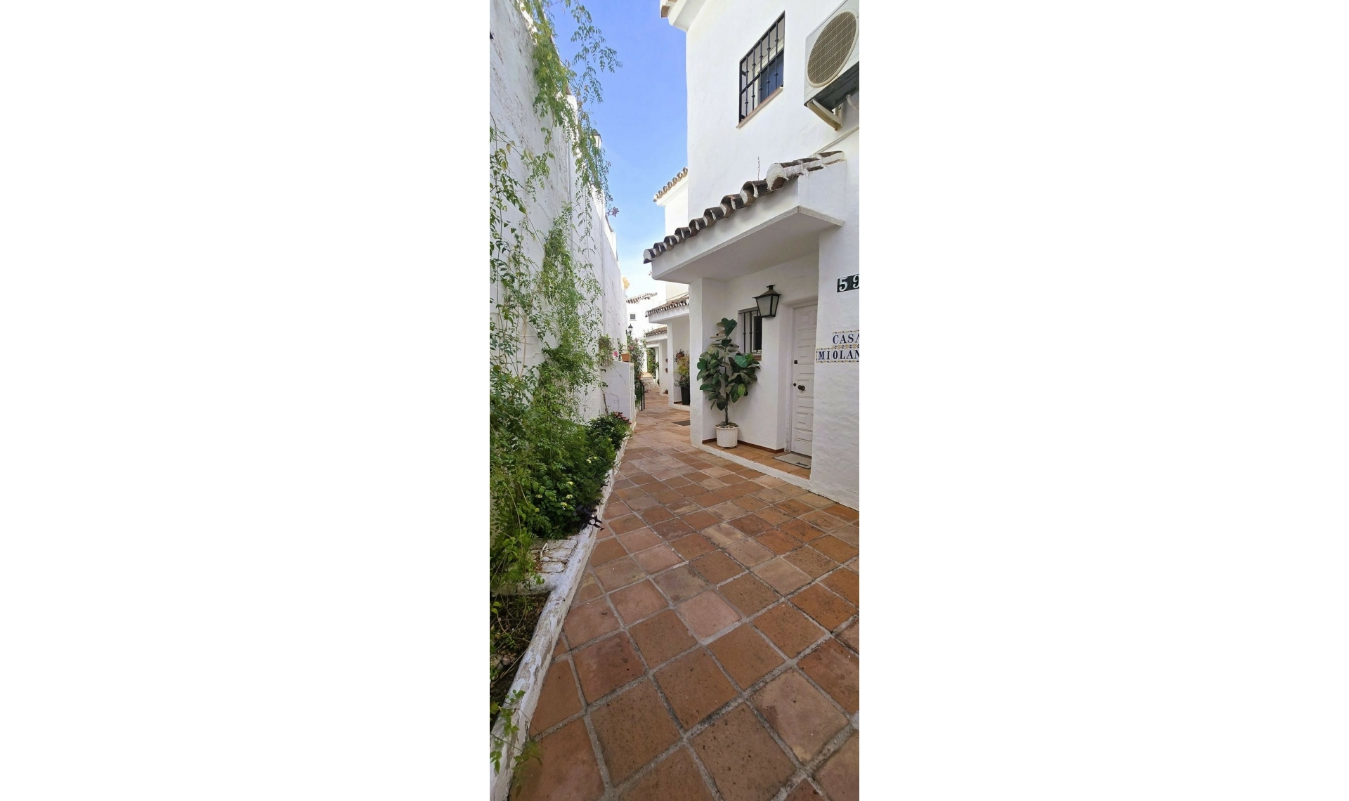 Resale - House -
Marbella