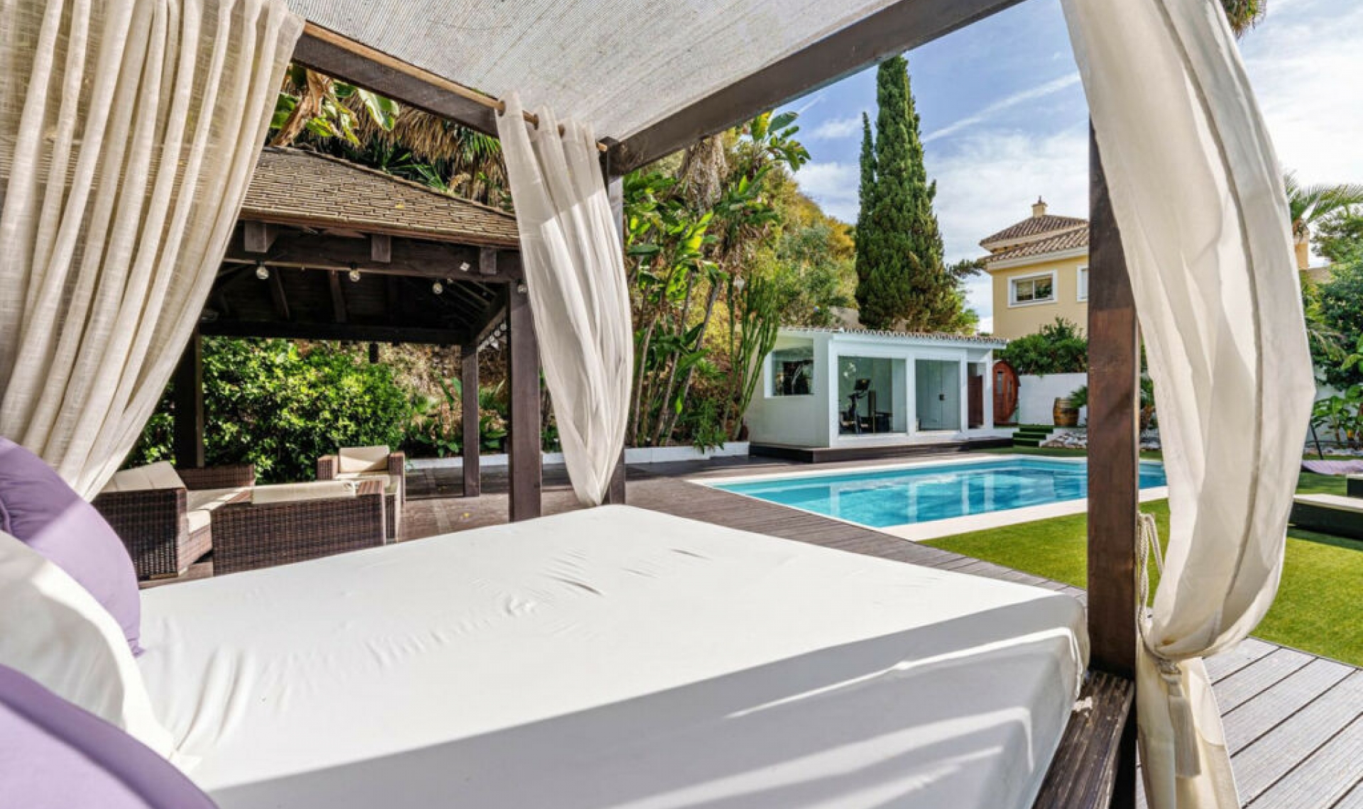 Resale - House -
Marbella