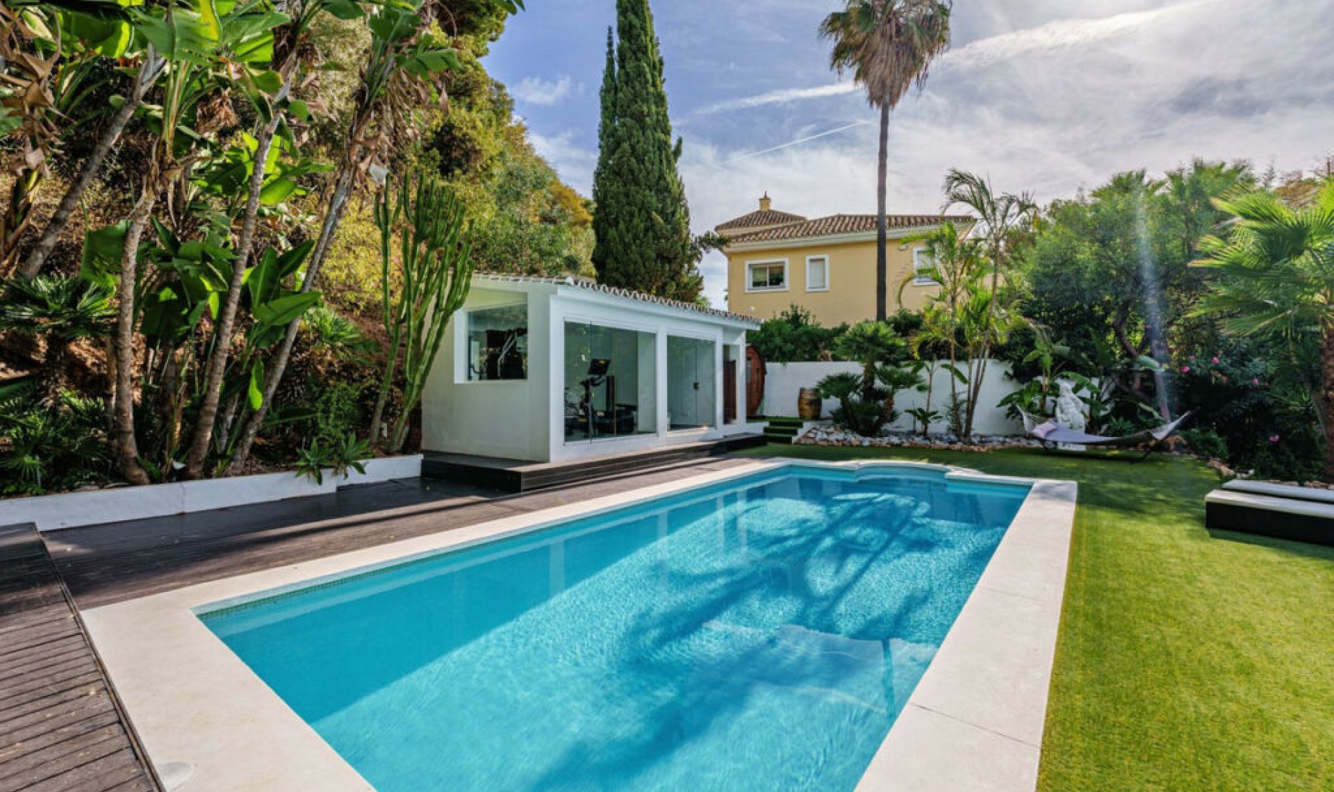 Resale - House -
Marbella