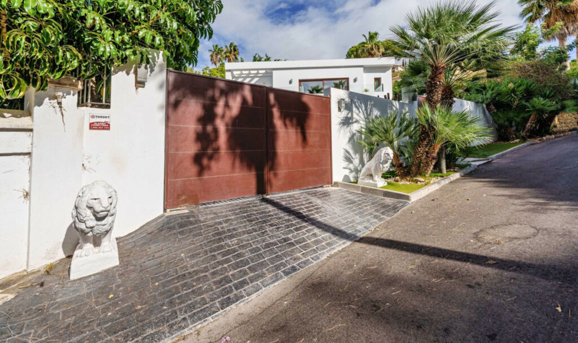 Resale - House -
Marbella