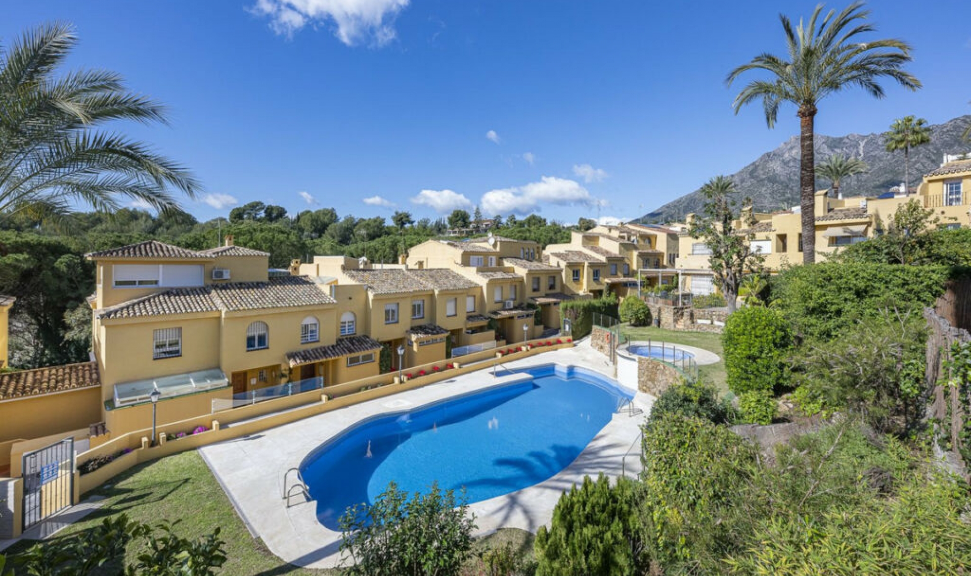 Resale - House -
Marbella