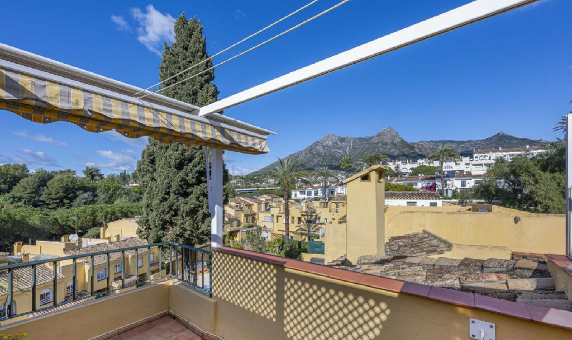 Resale - House -
Marbella