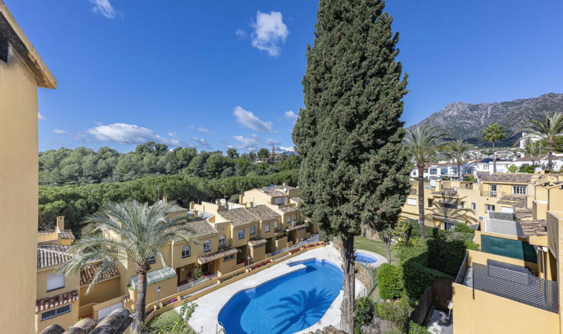 Resale - House -
Marbella