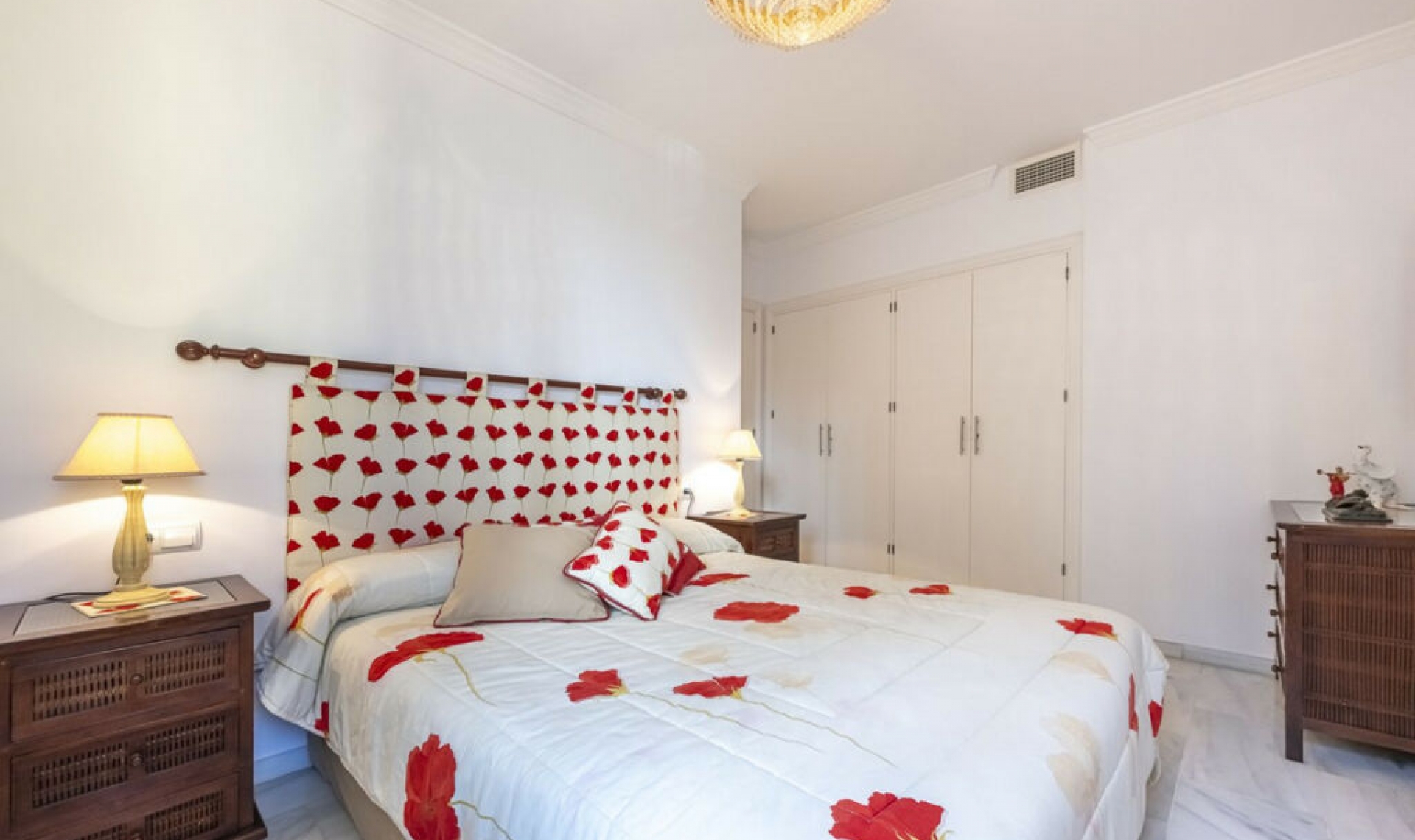 Resale - House -
Marbella