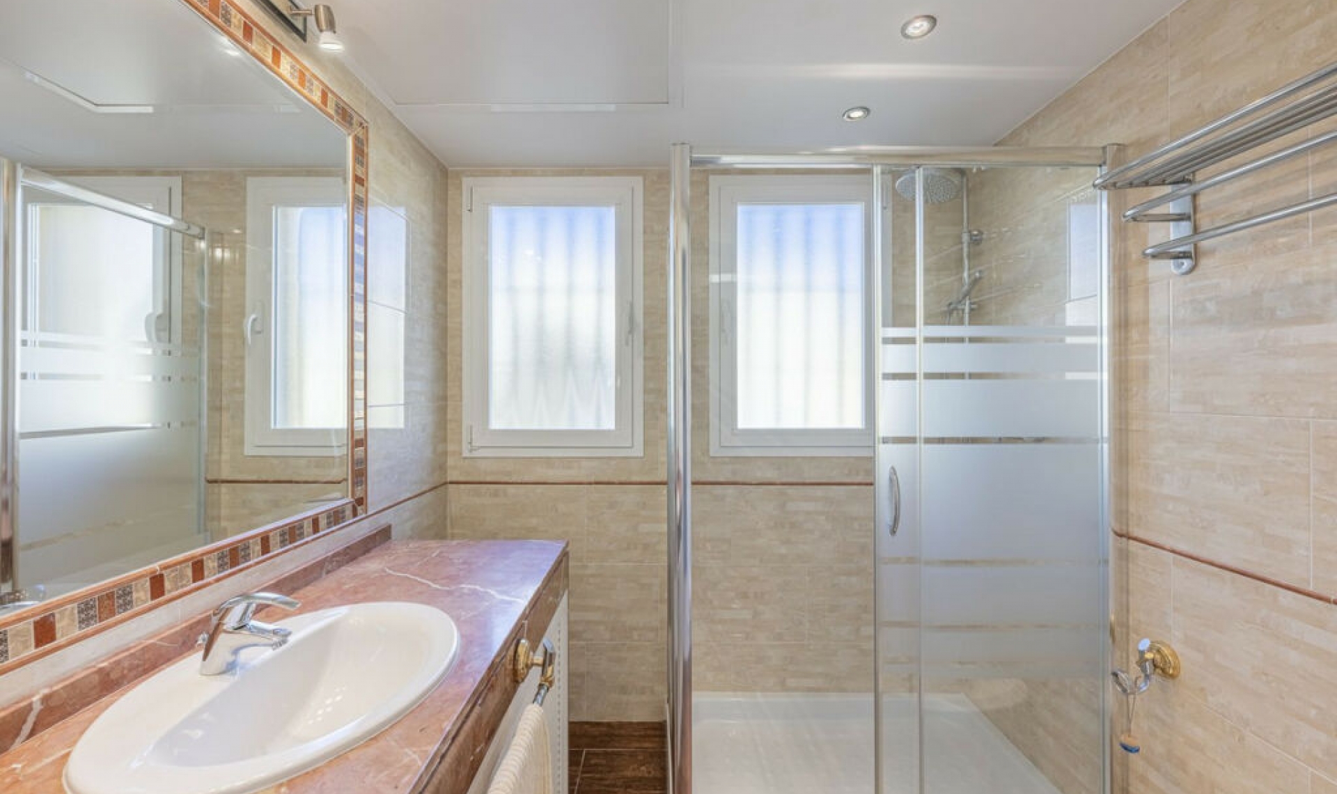 Resale - House -
Marbella