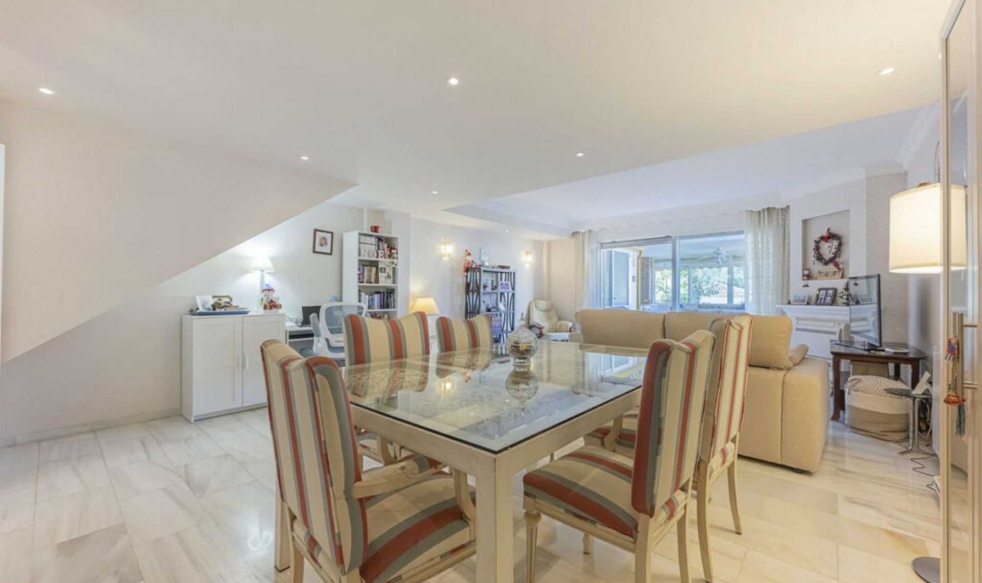 Resale - House -
Marbella