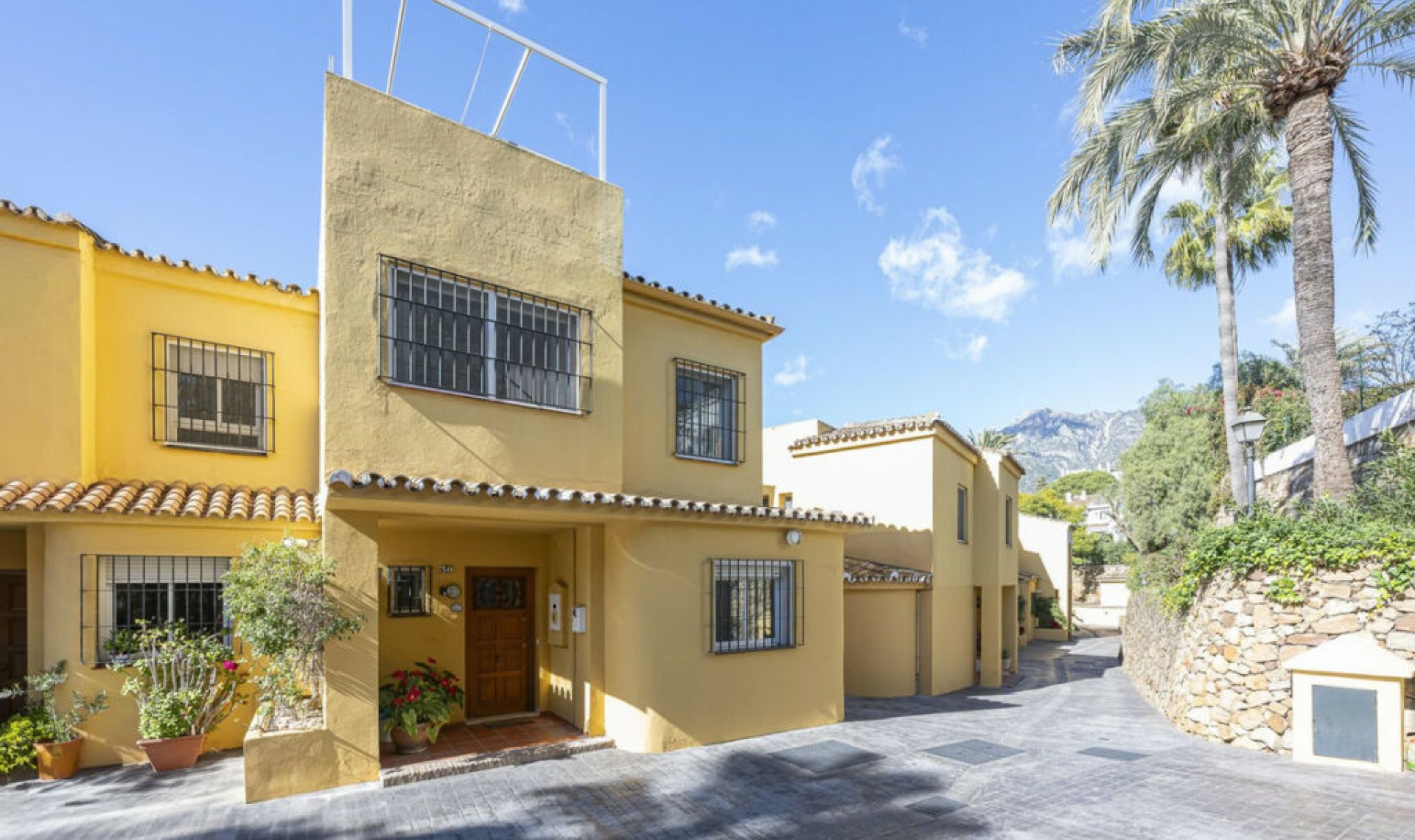 Resale - House -
Marbella