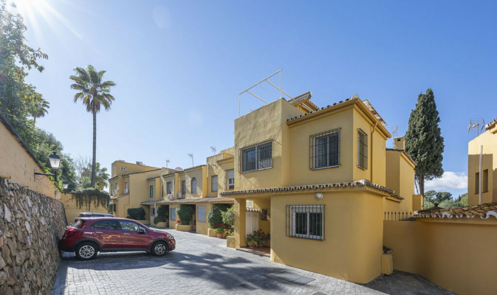 Resale - House -
Marbella
