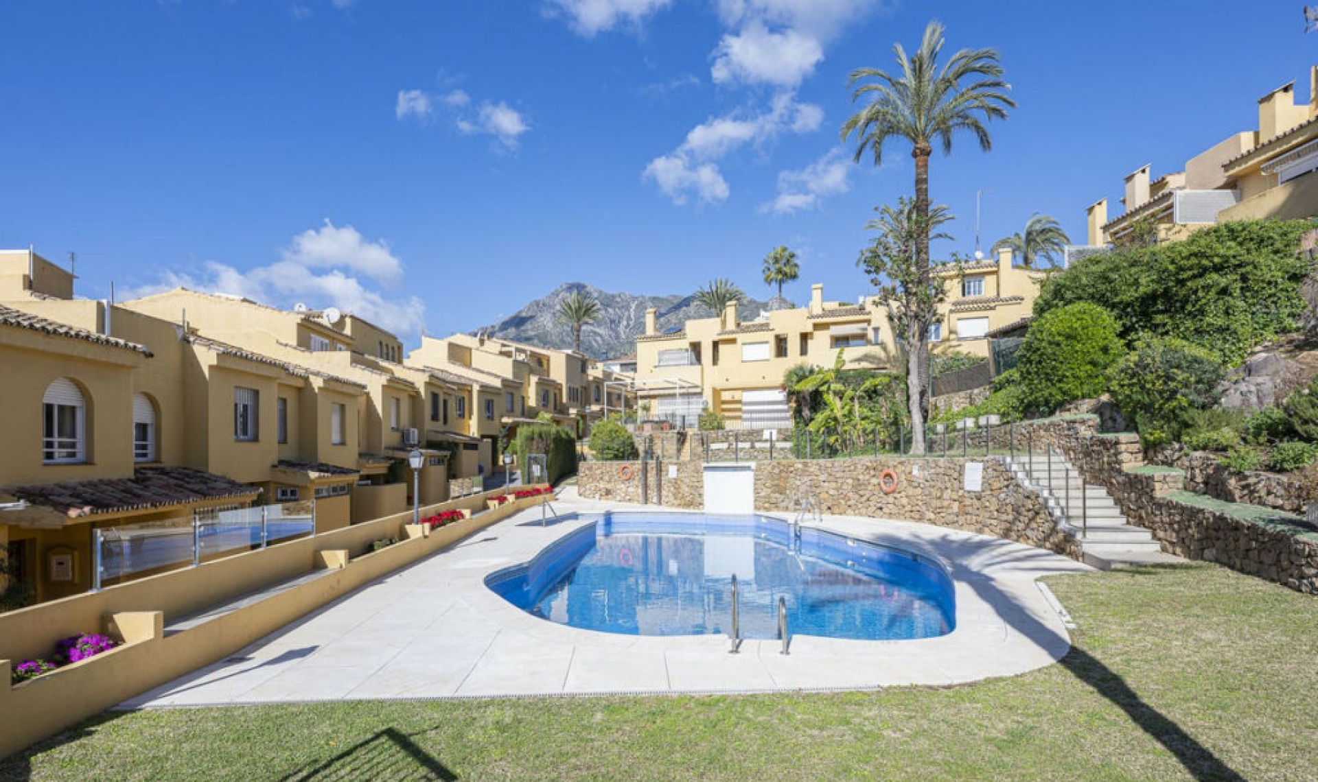 Resale - House -
Marbella