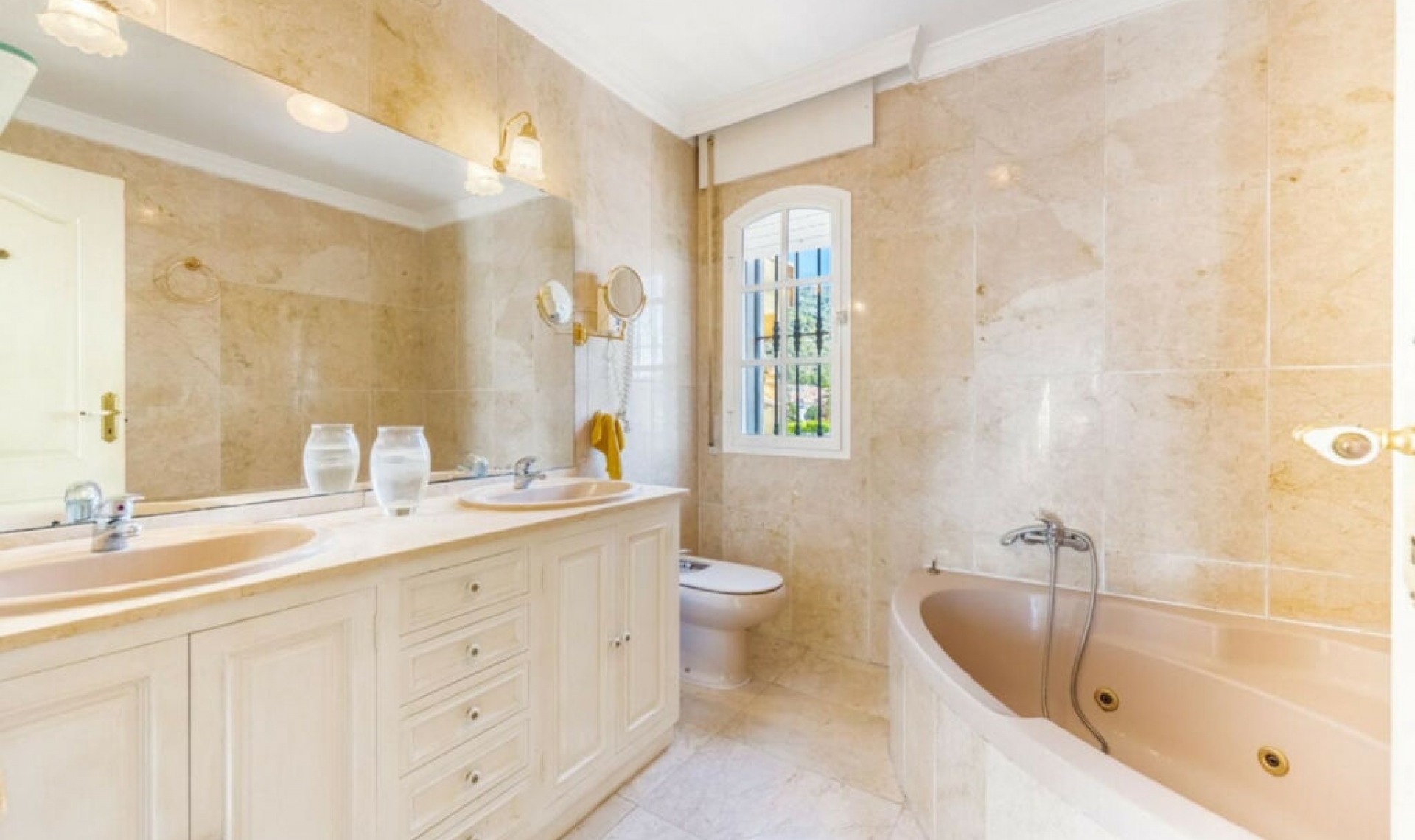 Resale - House -
Marbella