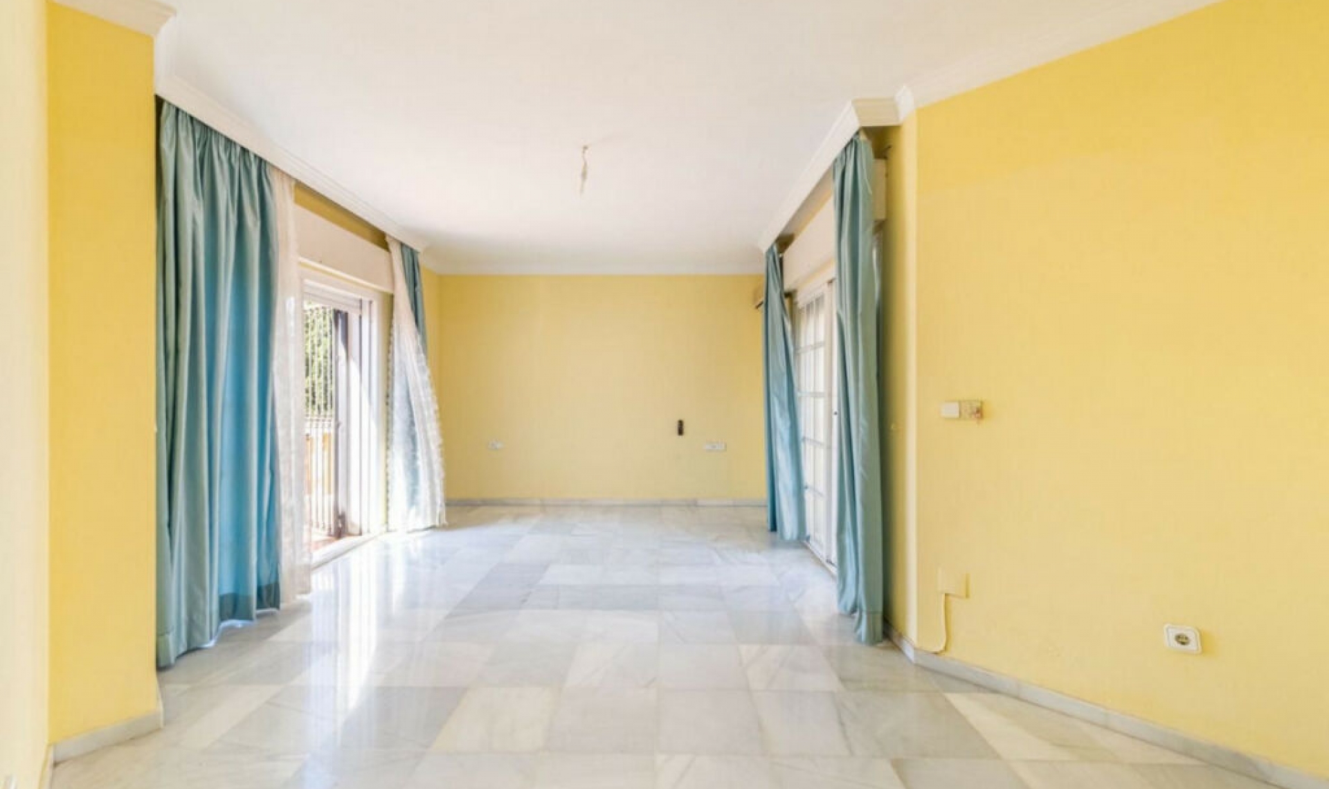 Resale - House -
Marbella