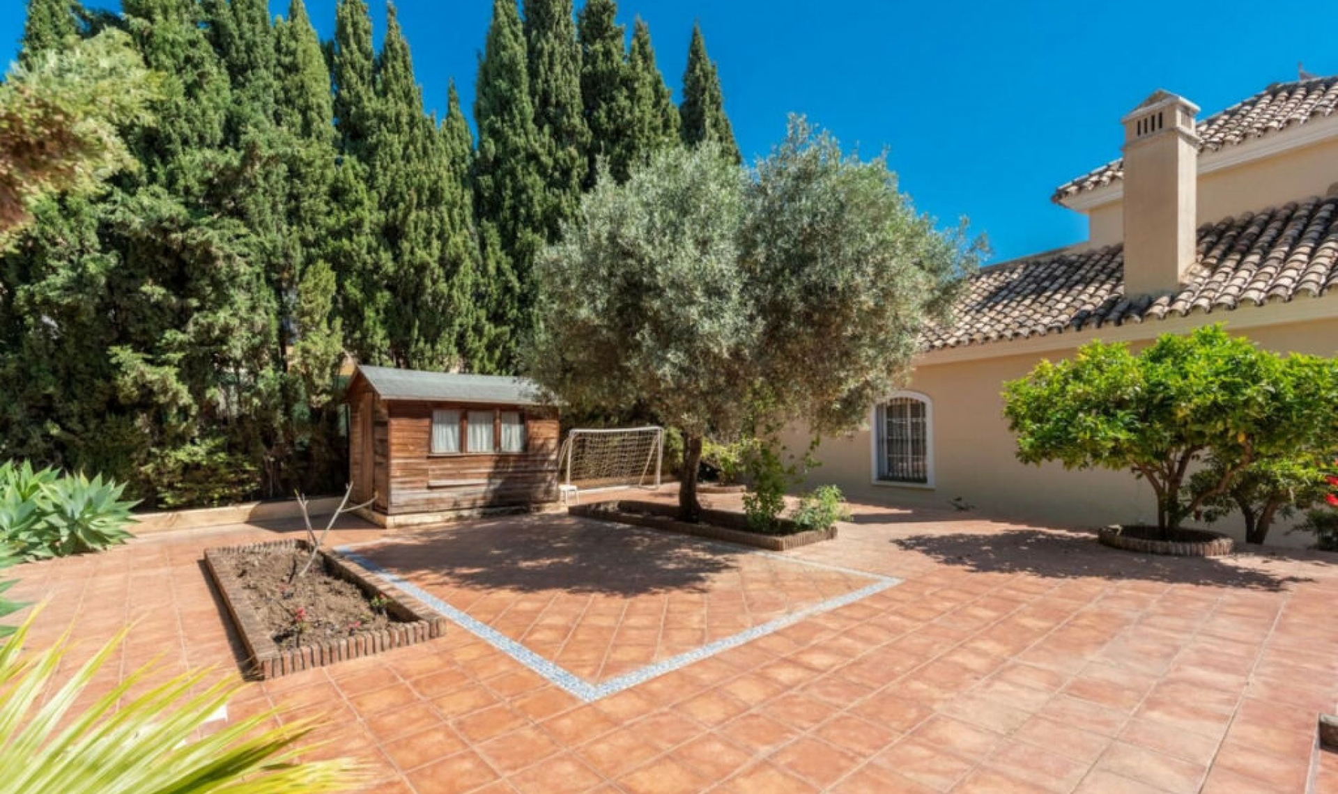 Resale - House -
Marbella