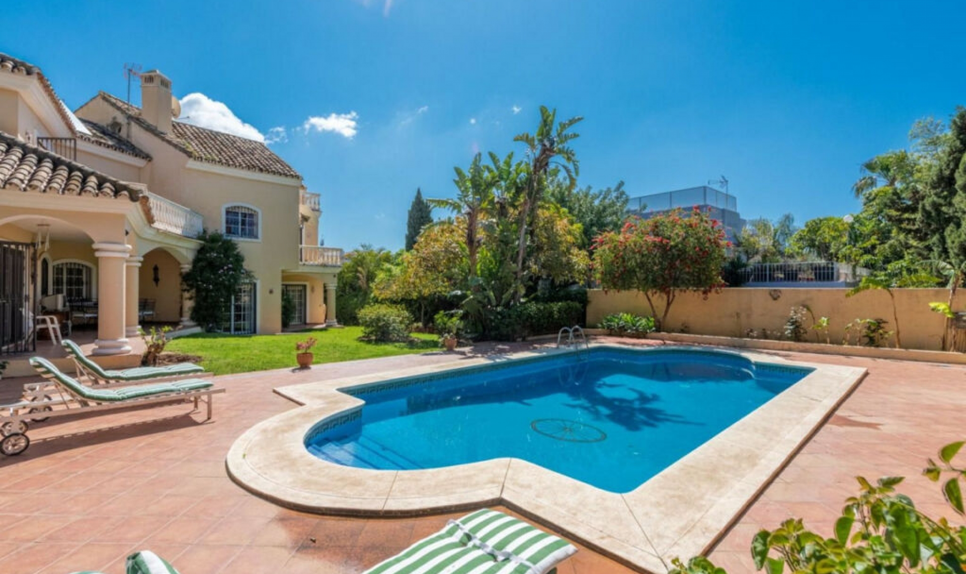 Resale - House -
Marbella