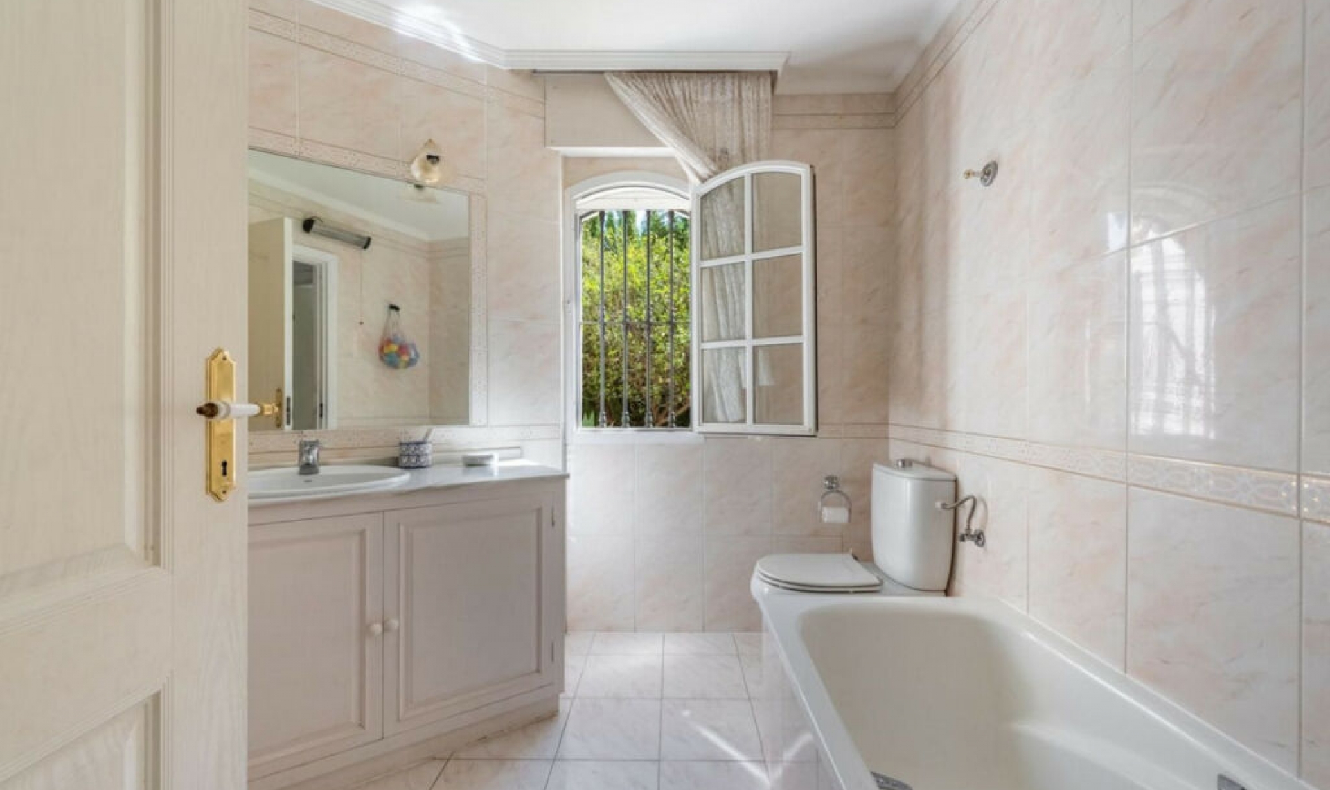 Resale - House -
Marbella