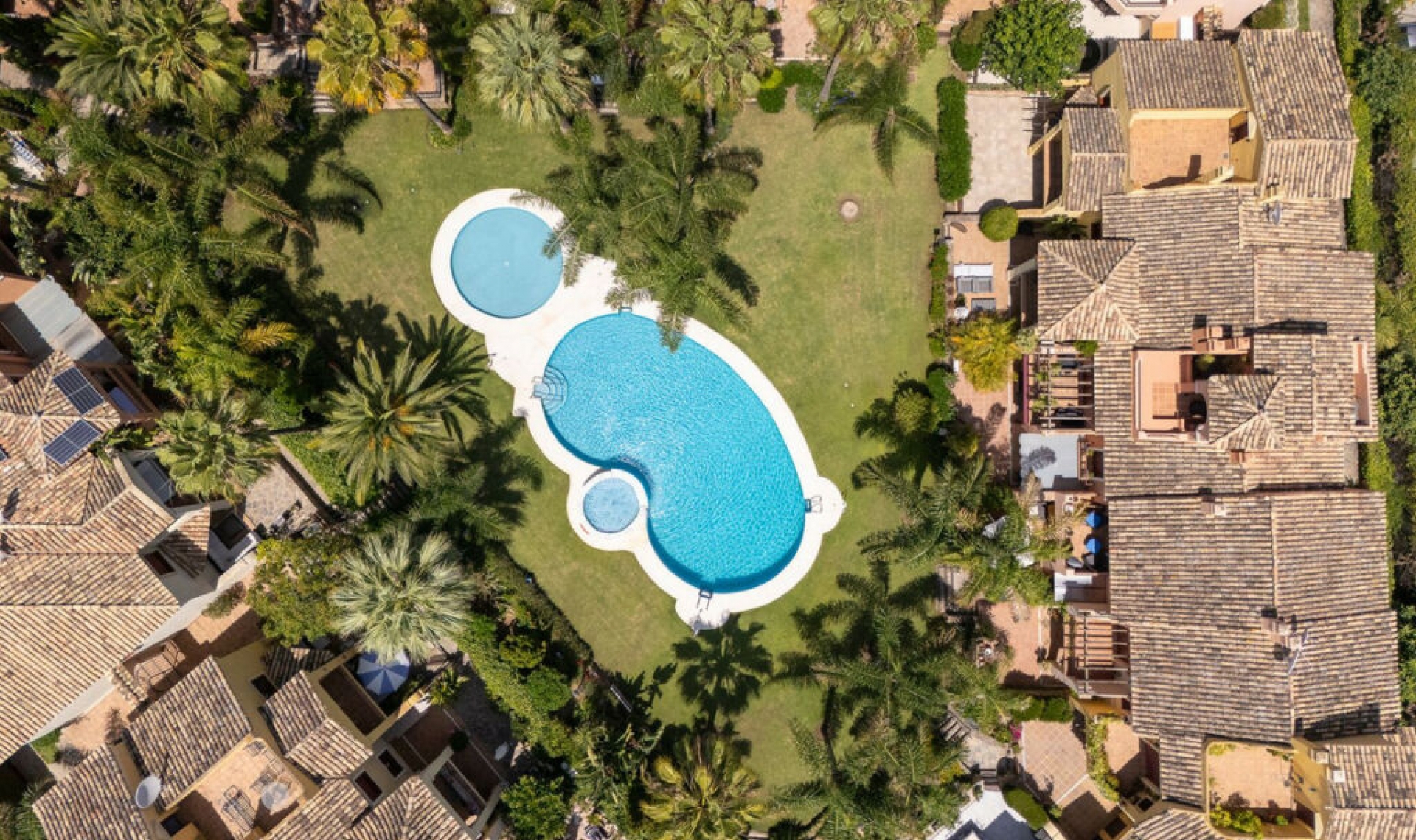 Resale - House -
Marbella