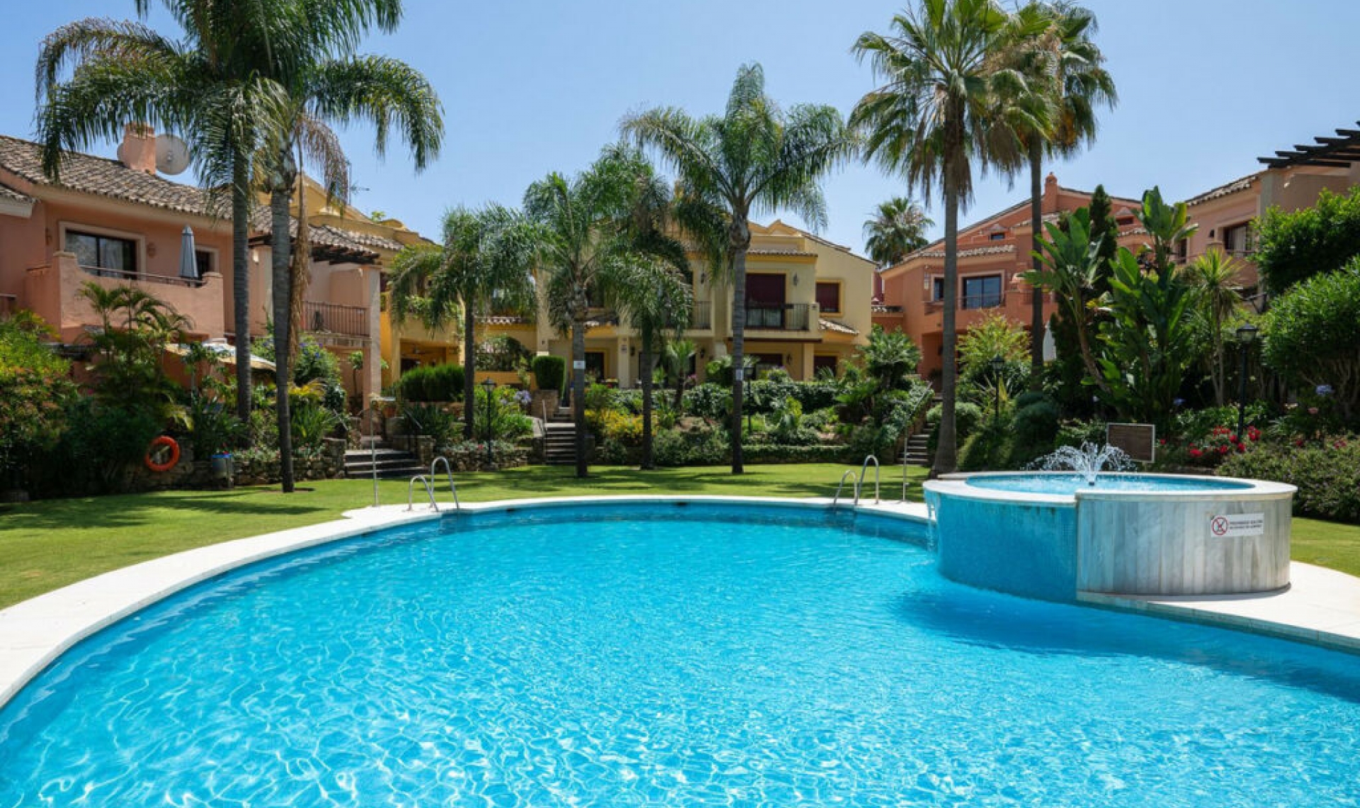 Resale - House -
Marbella