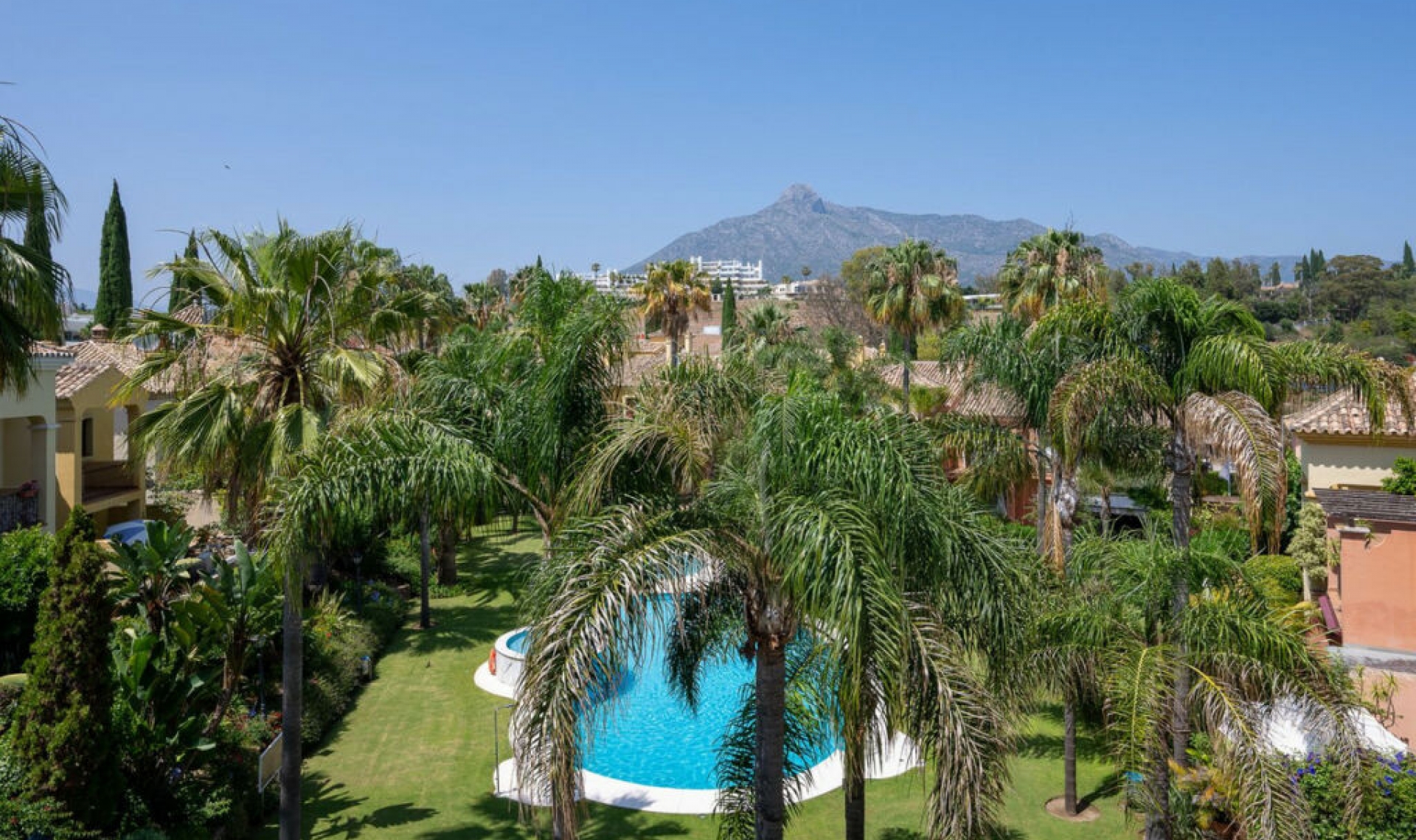 Resale - House -
Marbella
