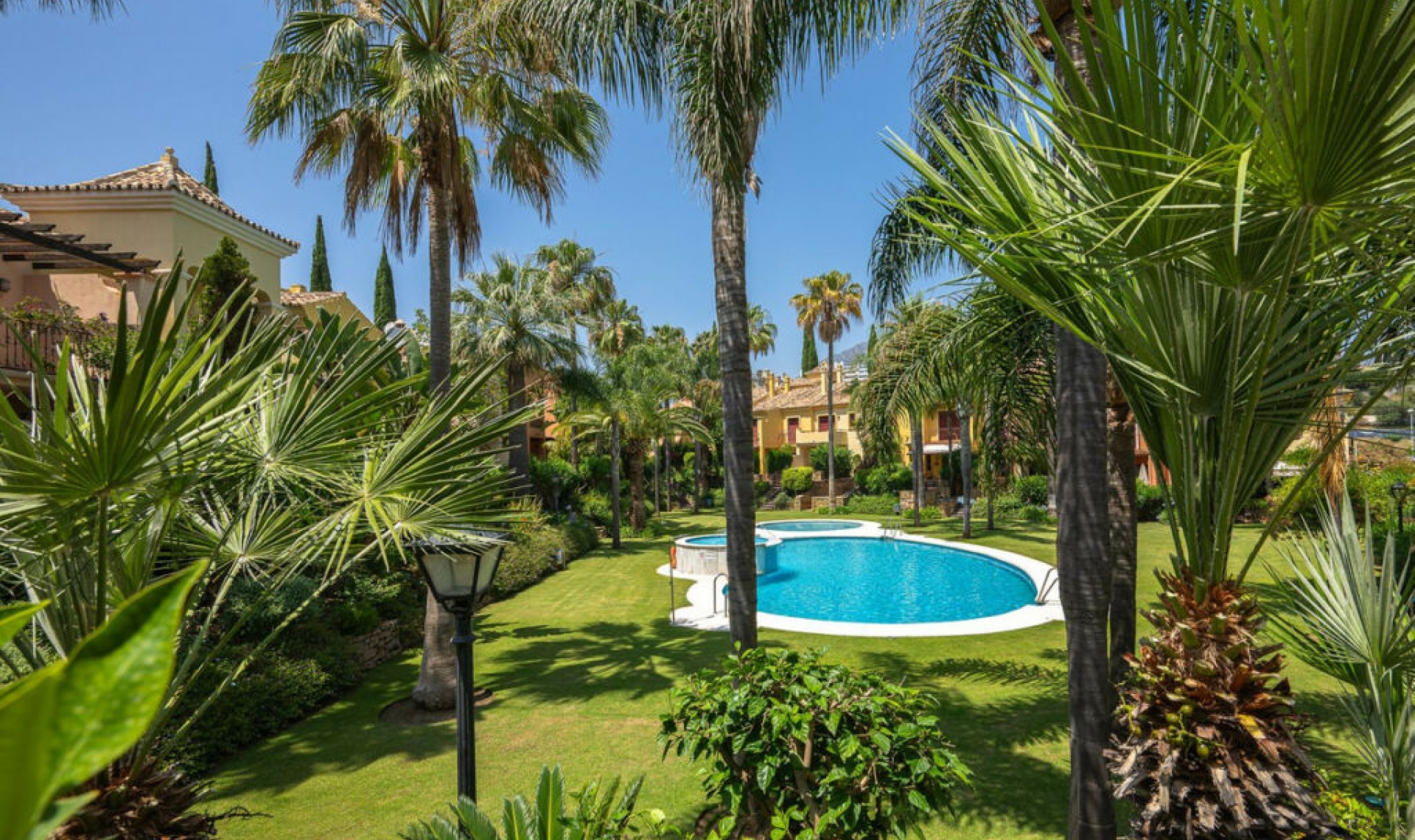 Resale - House -
Marbella
