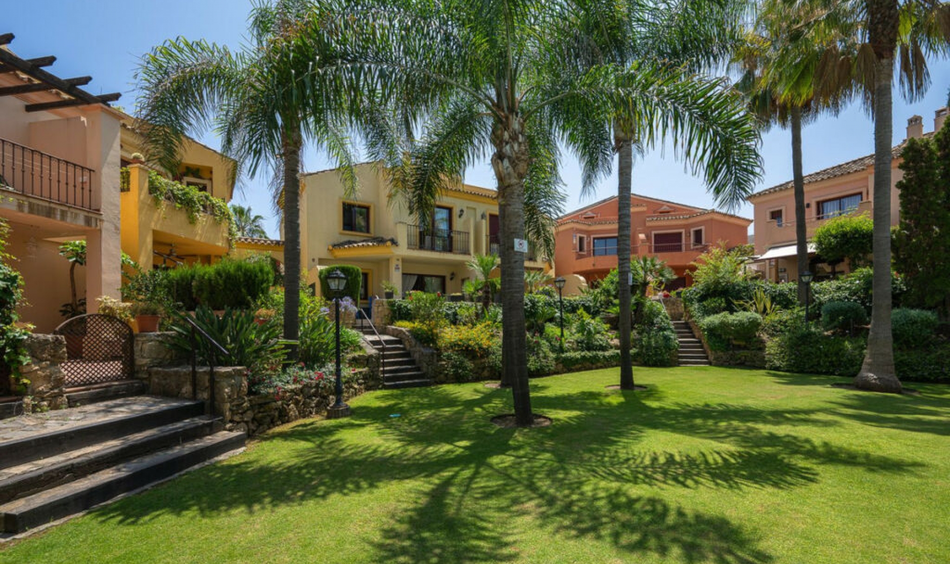 Resale - House -
Marbella