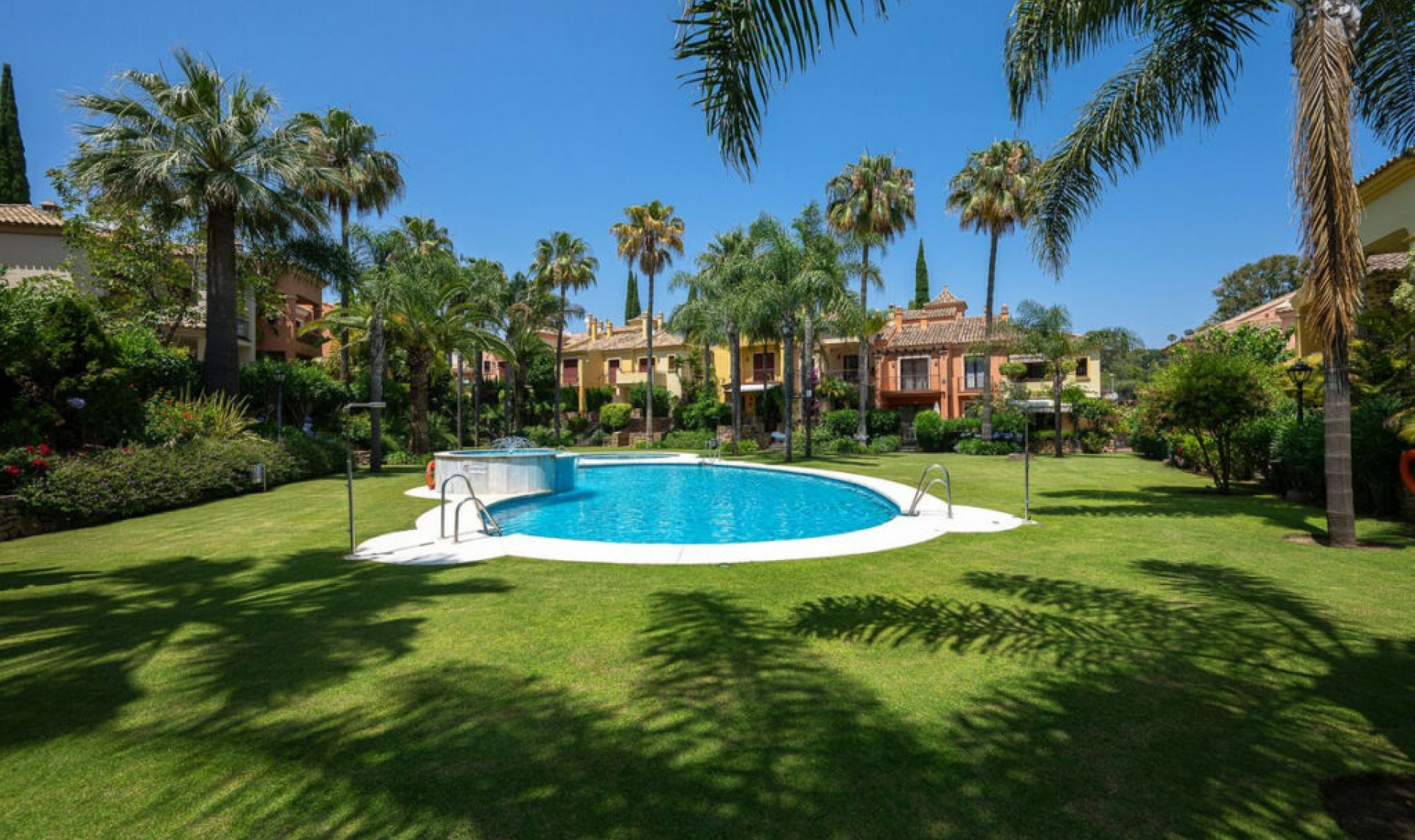 Resale - House -
Marbella
