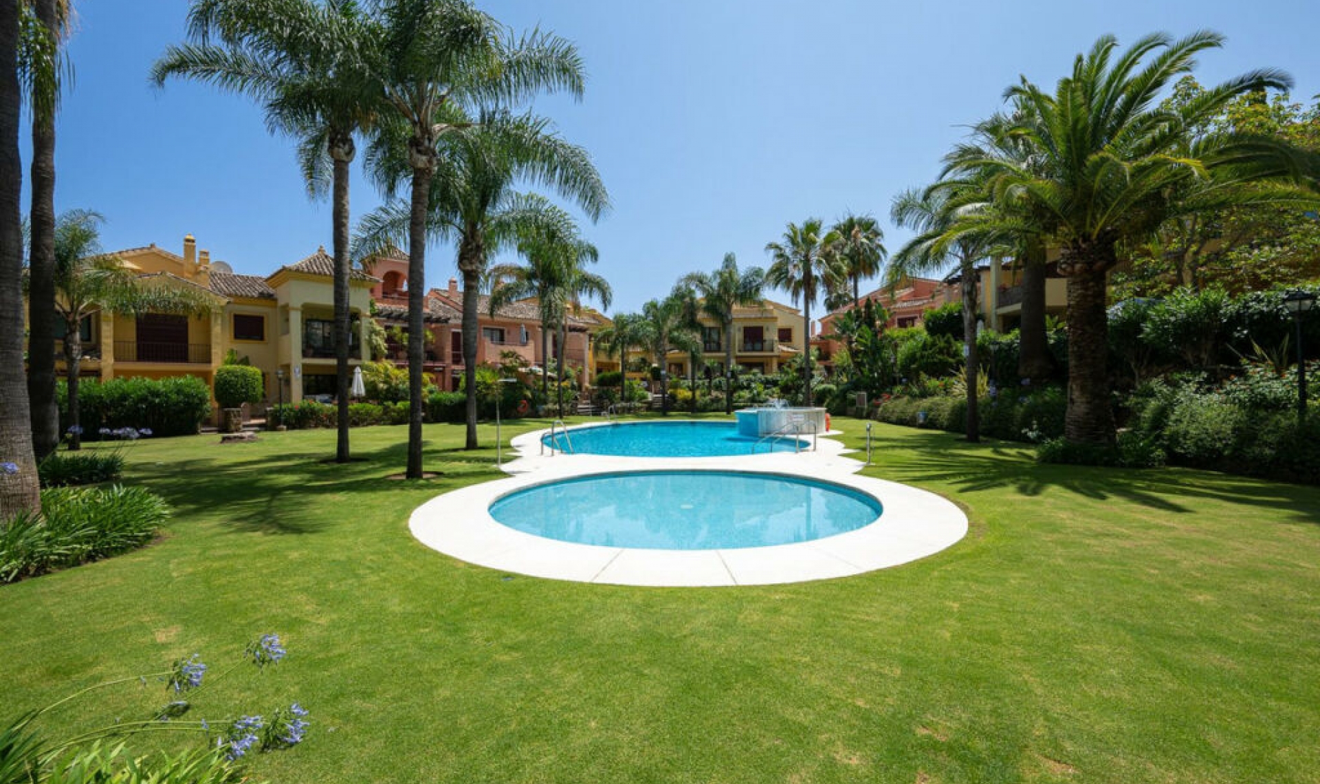 Resale - House -
Marbella