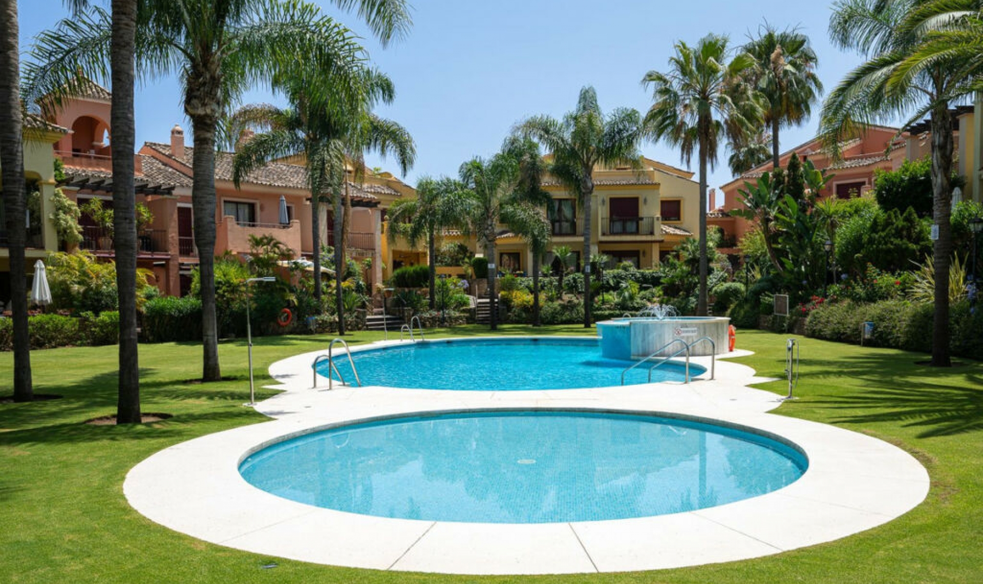 Resale - House -
Marbella