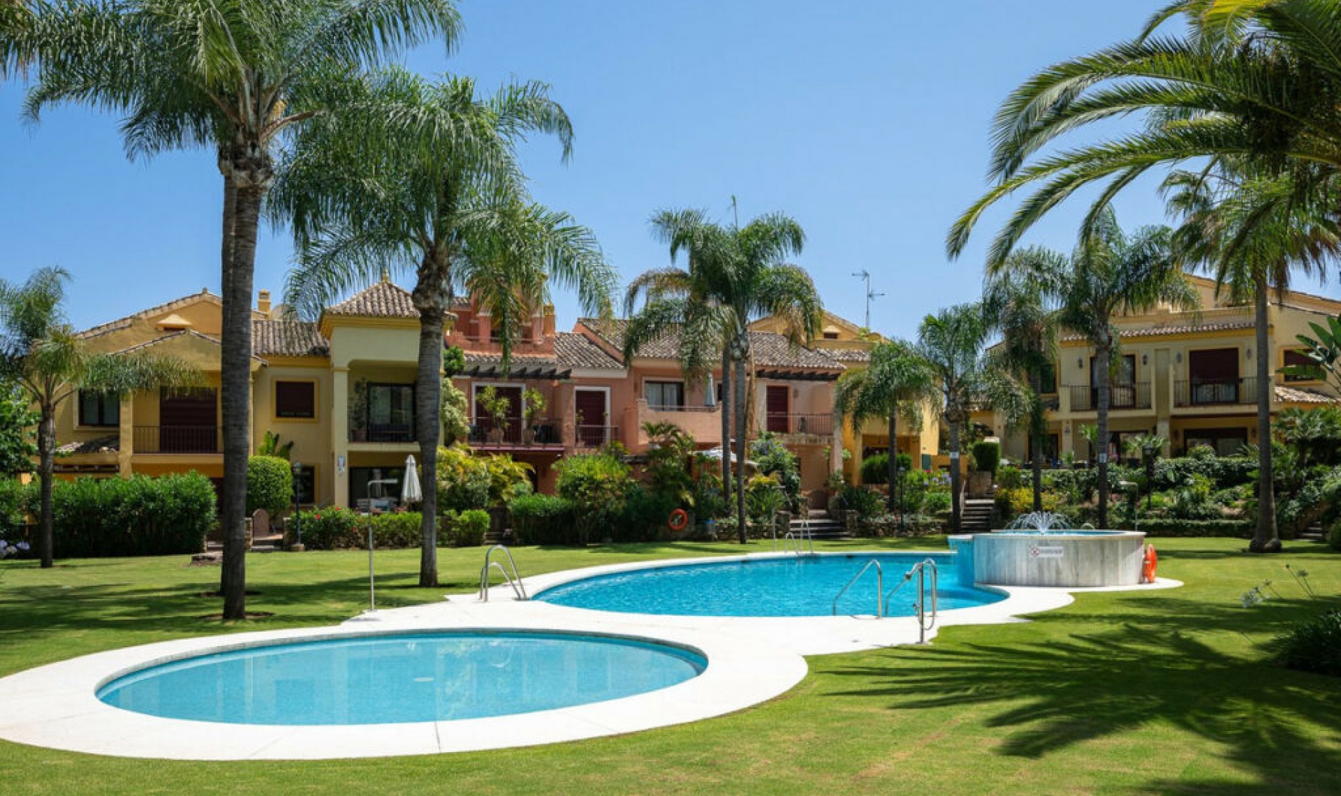 Resale - House -
Marbella