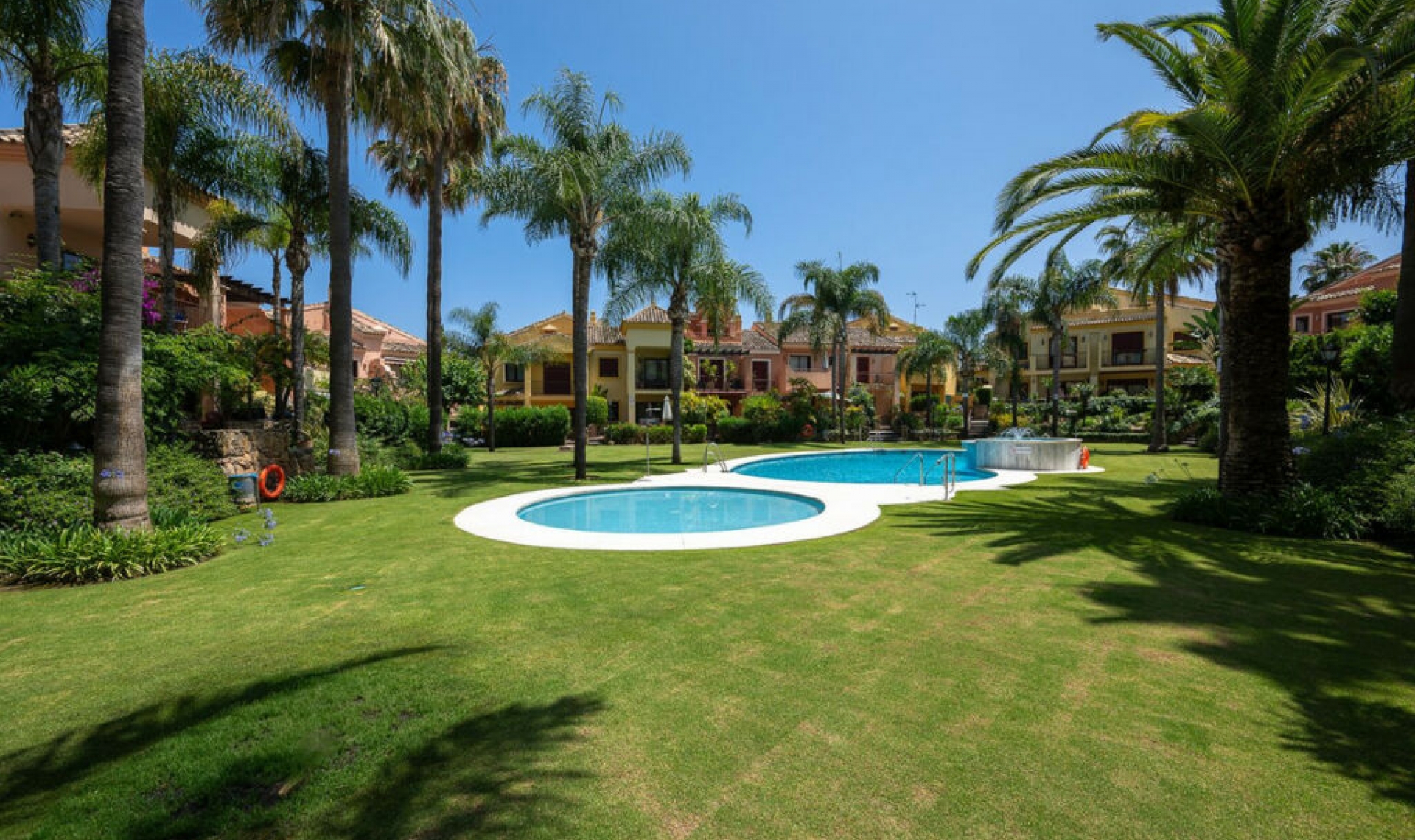 Resale - House -
Marbella