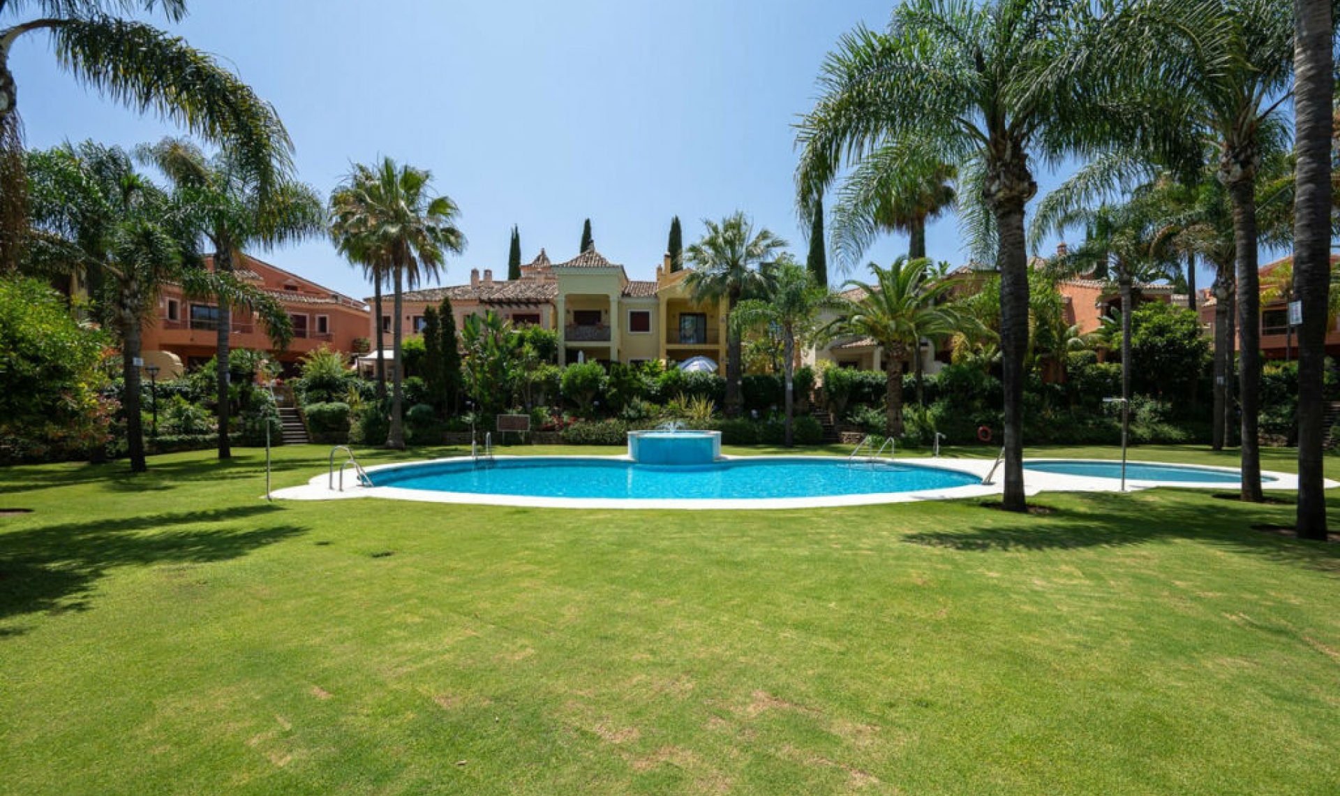 Resale - House -
Marbella