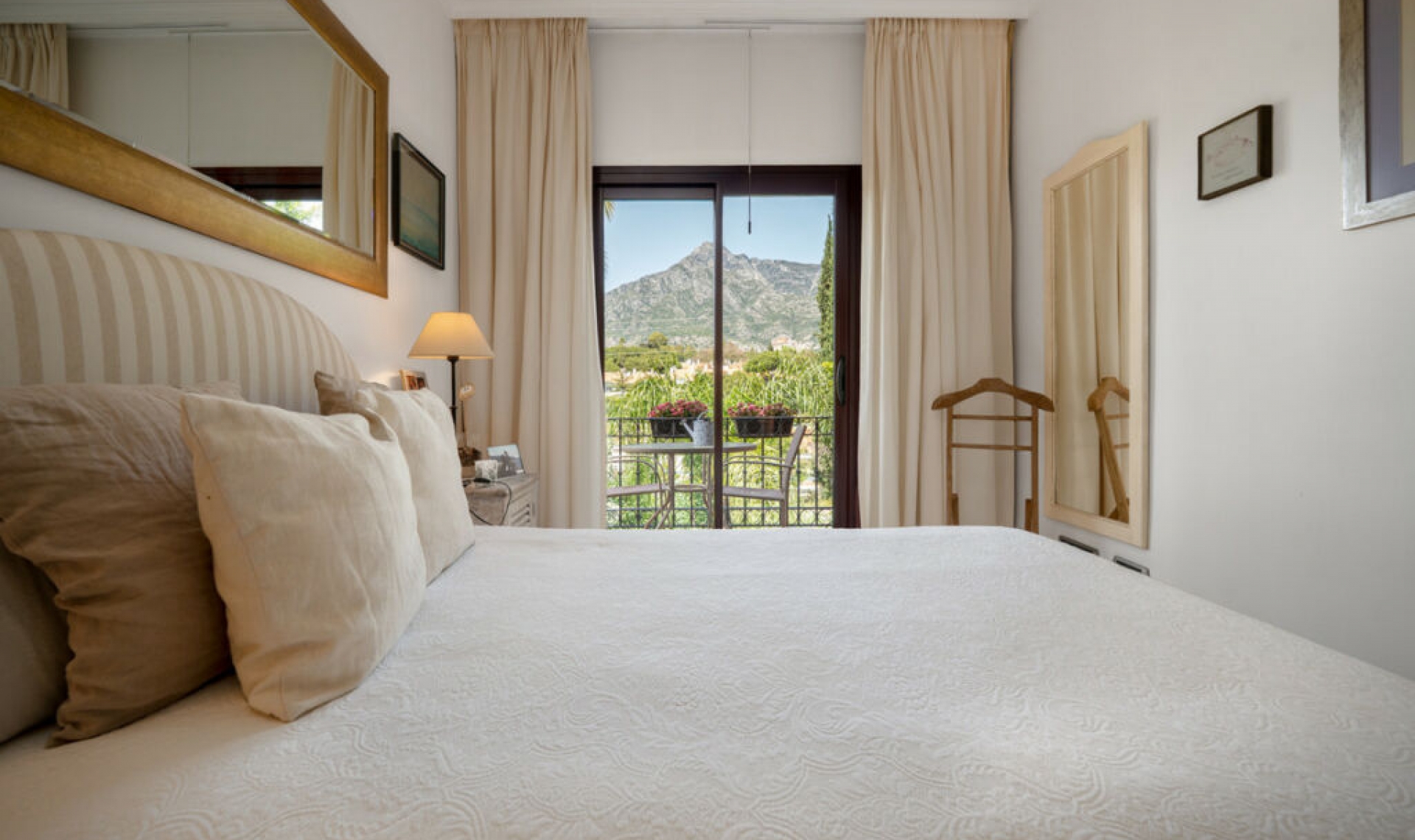 Resale - House -
Marbella