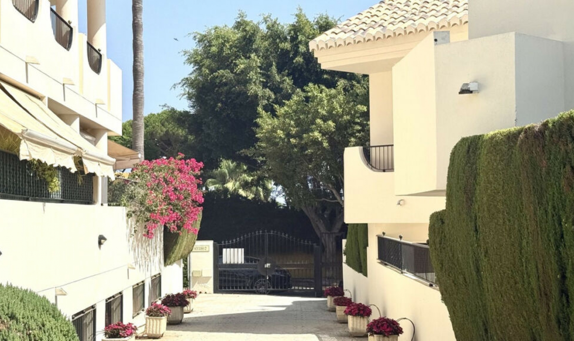 Resale - House -
Marbella