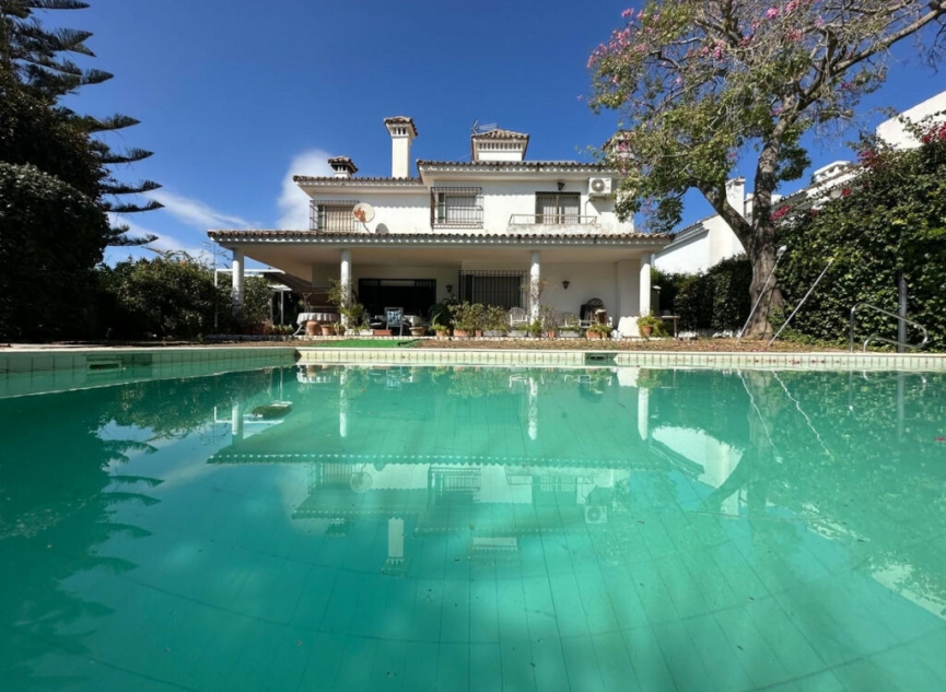 Resale - House -
Marbella