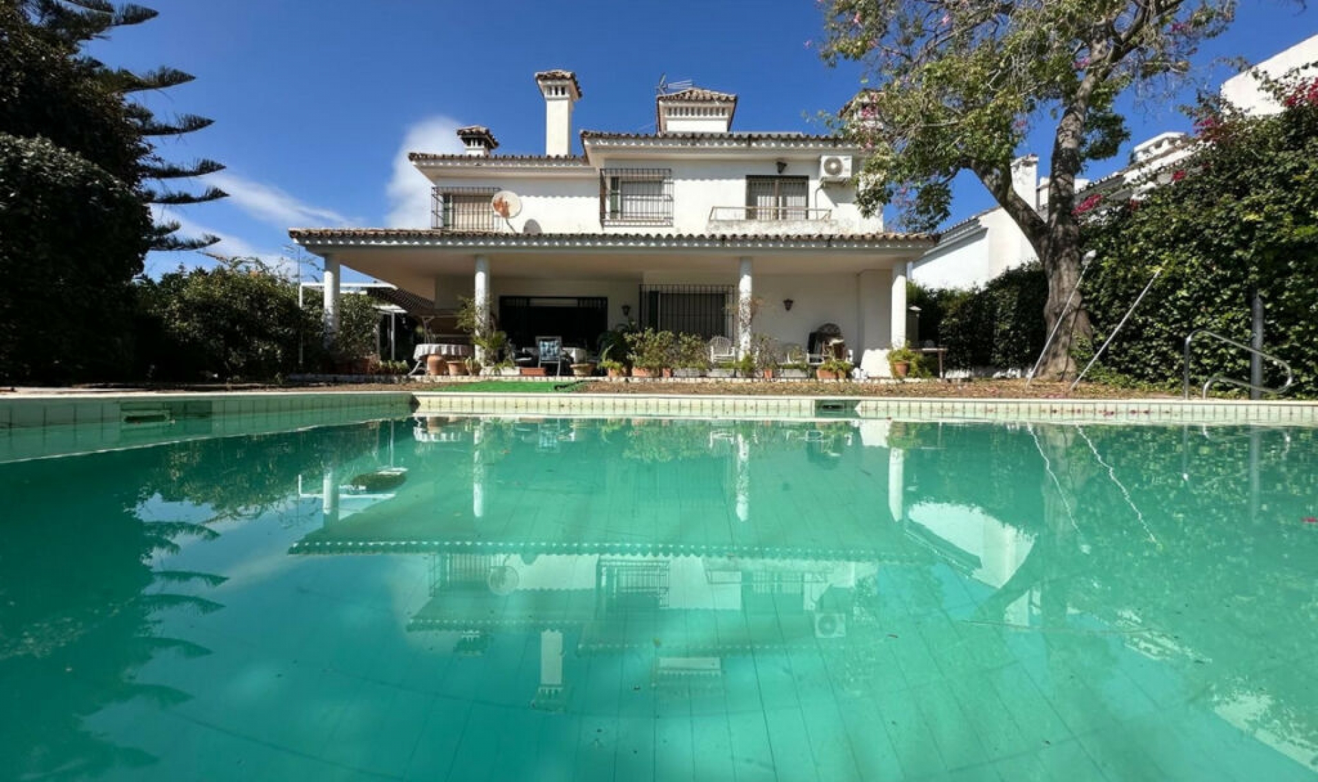 Resale - House -
Marbella