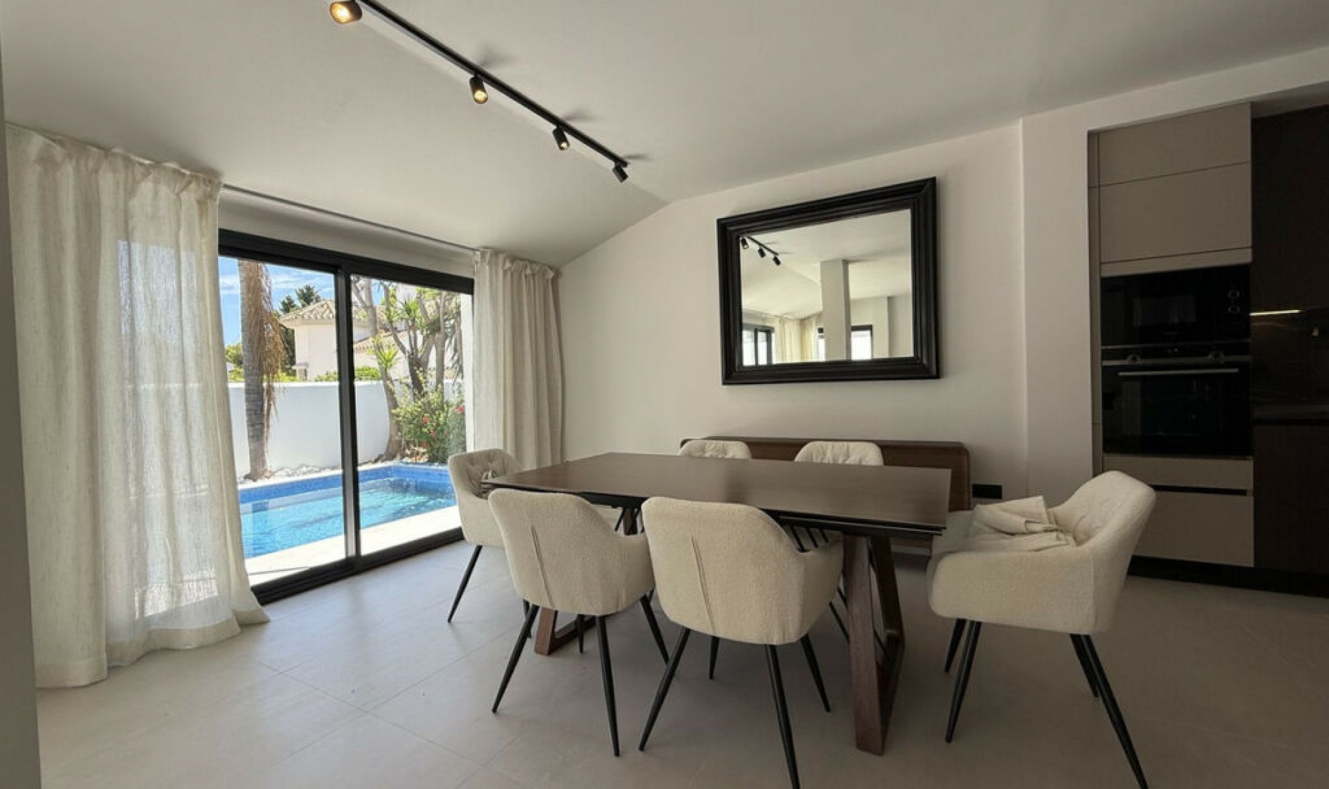 Resale - House -
Marbella