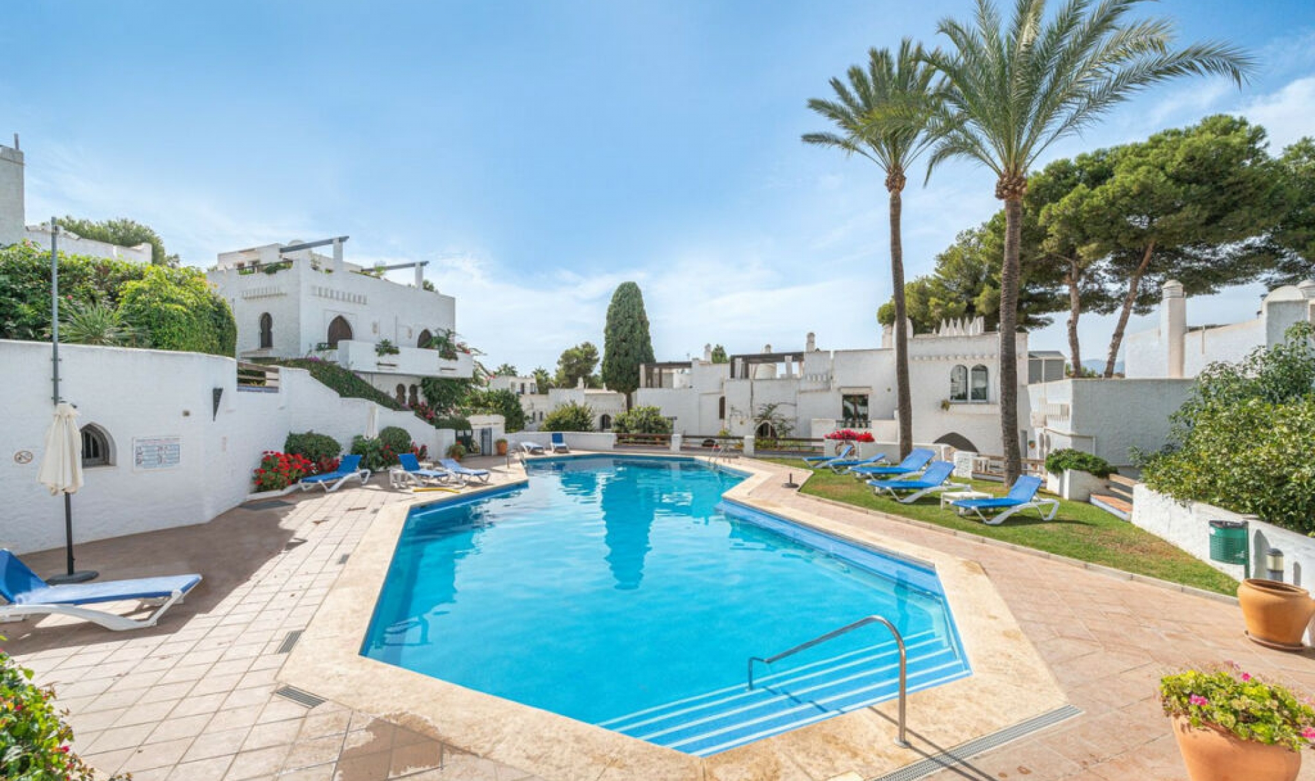 Resale - House -
Marbella