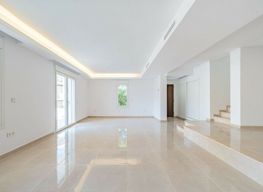 Resale - House -
Marbella