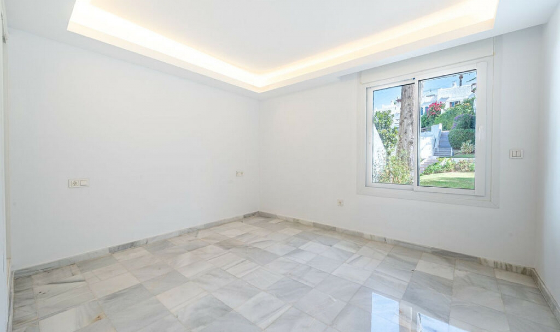 Resale - House -
Marbella