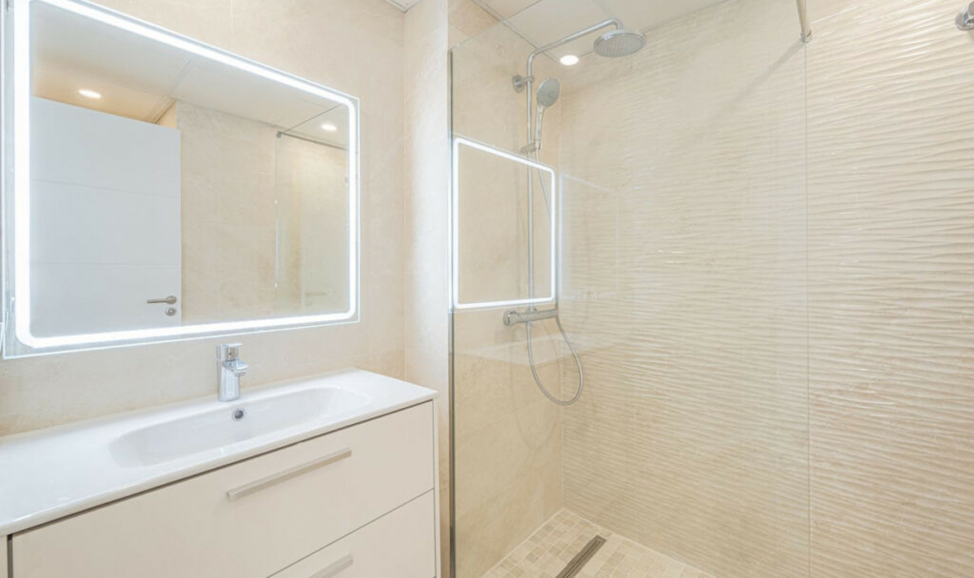 Resale - House -
Marbella