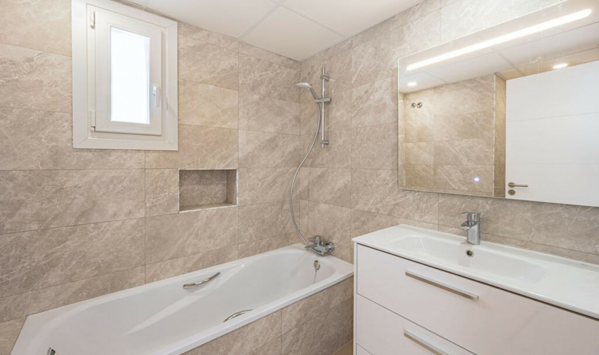 Resale - House -
Marbella