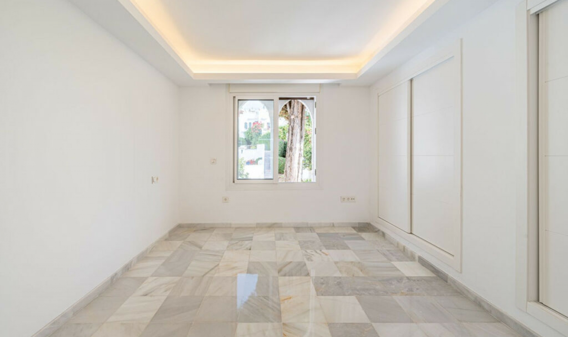 Resale - House -
Marbella