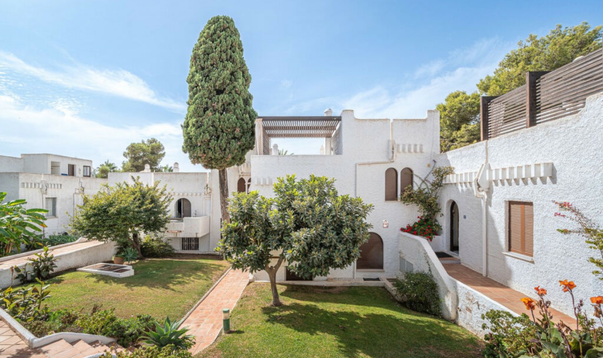 Resale - House -
Marbella