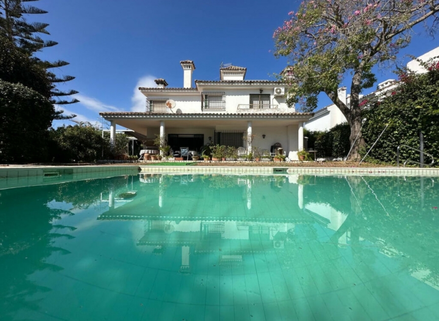 Resale - House -
Marbella