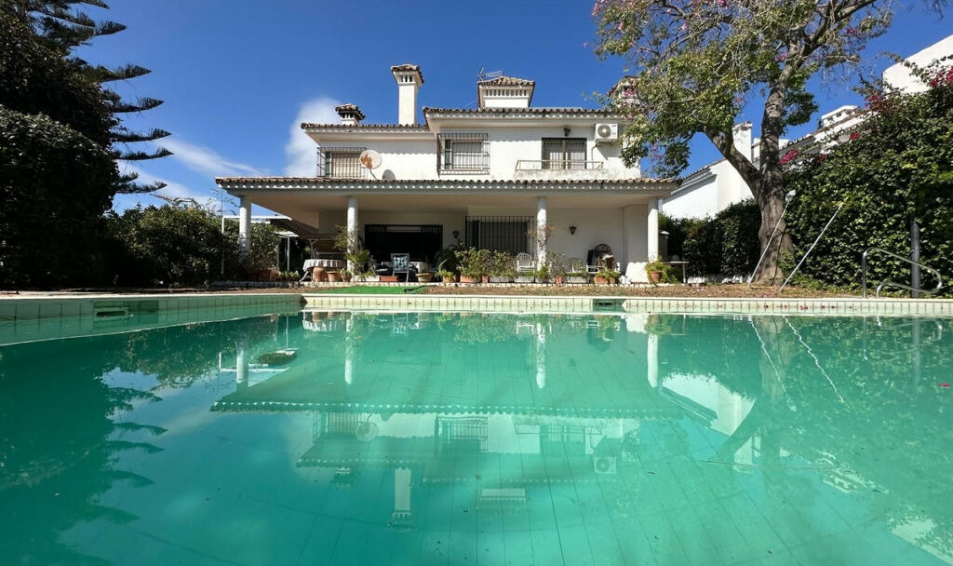 Resale - House -
Marbella